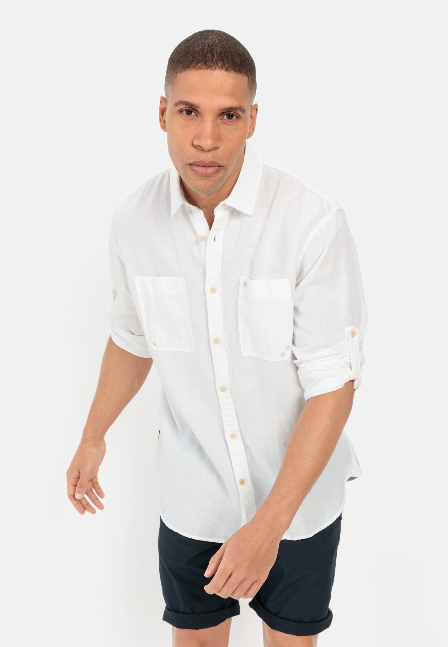 Men Long-sleeved shirt in a lightweight linen blend White worn emotional