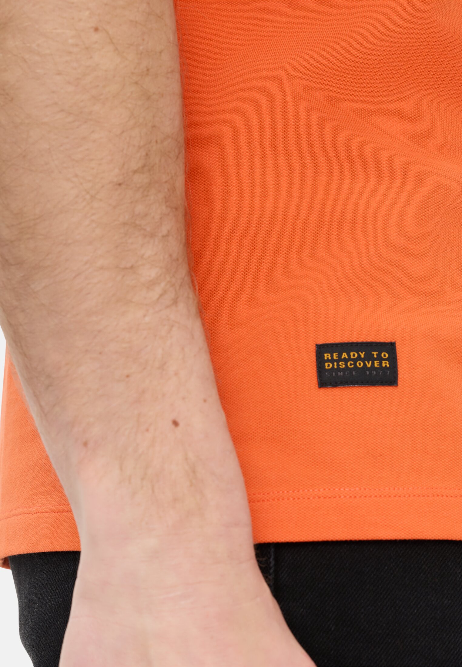 Herren Poloshirt mit Kontrastdetails Orange getragen detailliert nah