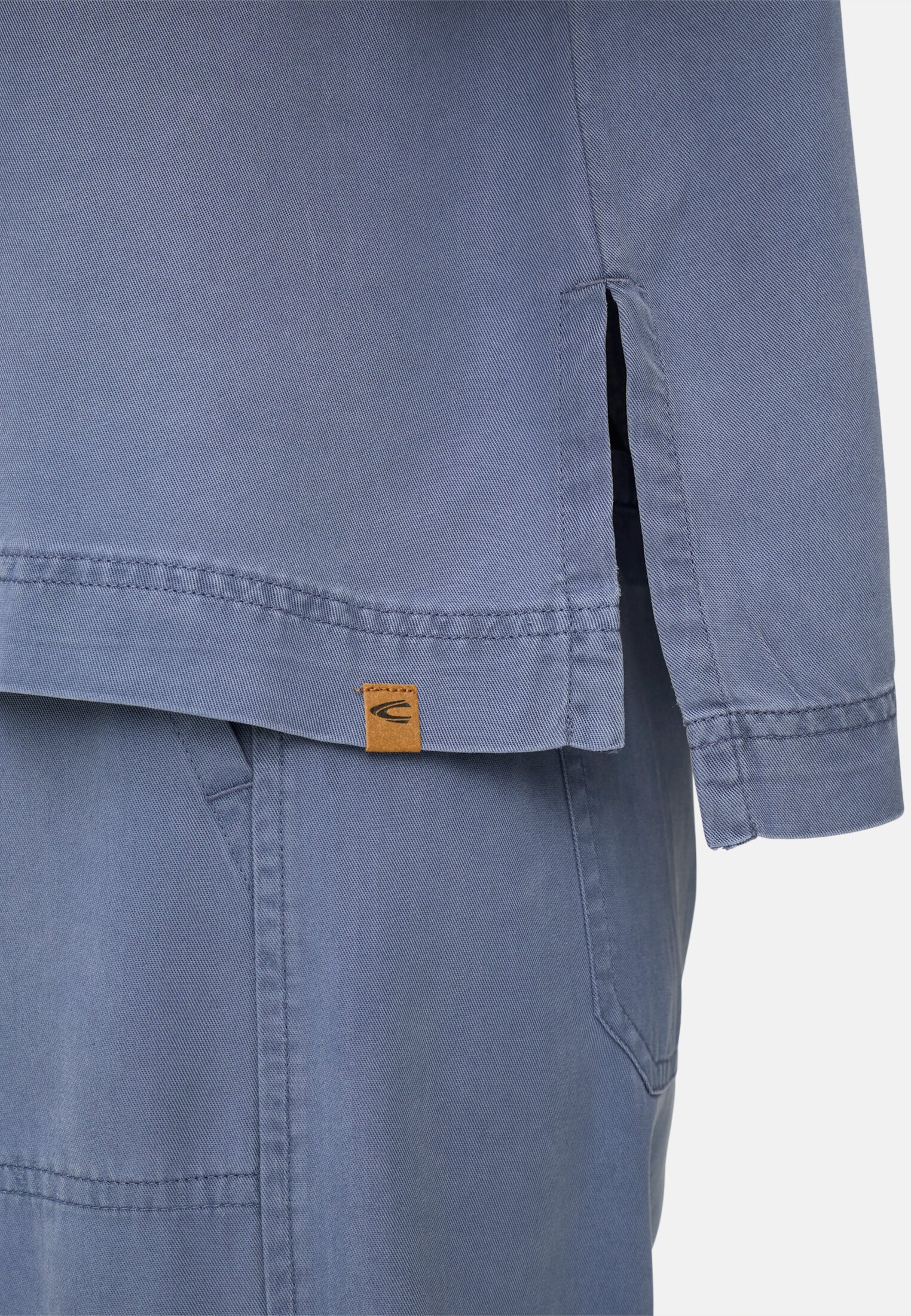 Damen Kurzarm T-Shirt mit Brusttasche Ozeanblau getragen detailliert nah