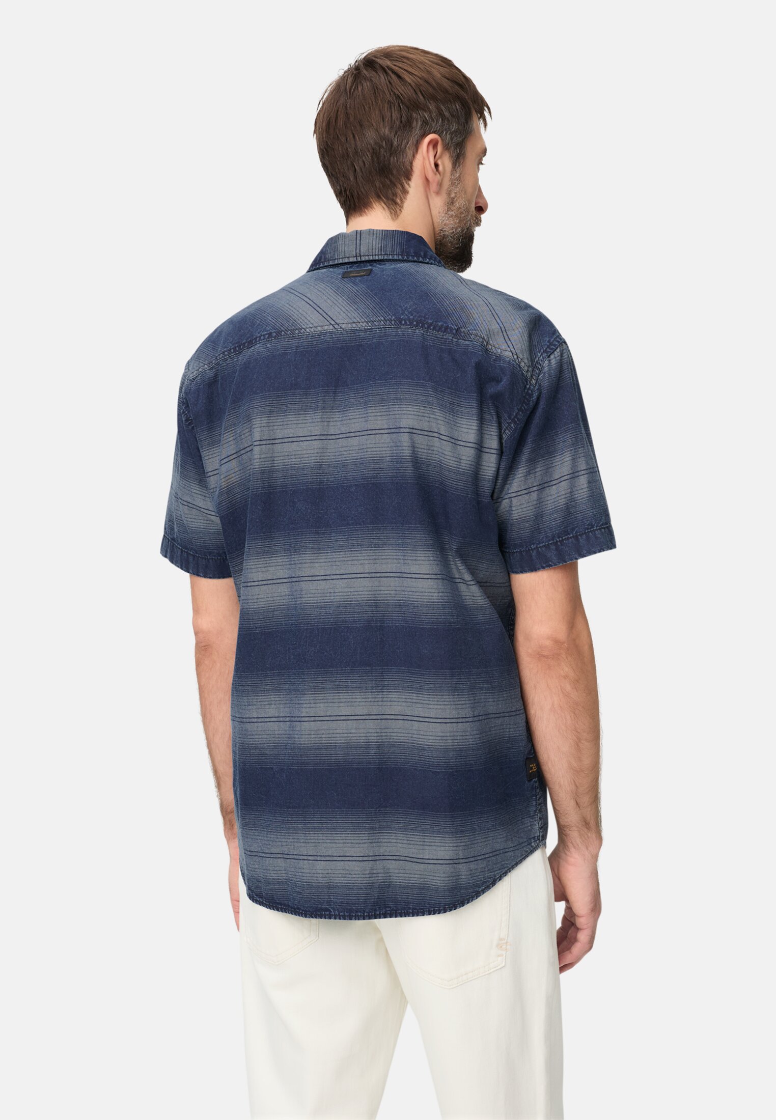 Men Short sleeve shirt with chest pockets Dark Blue worn back