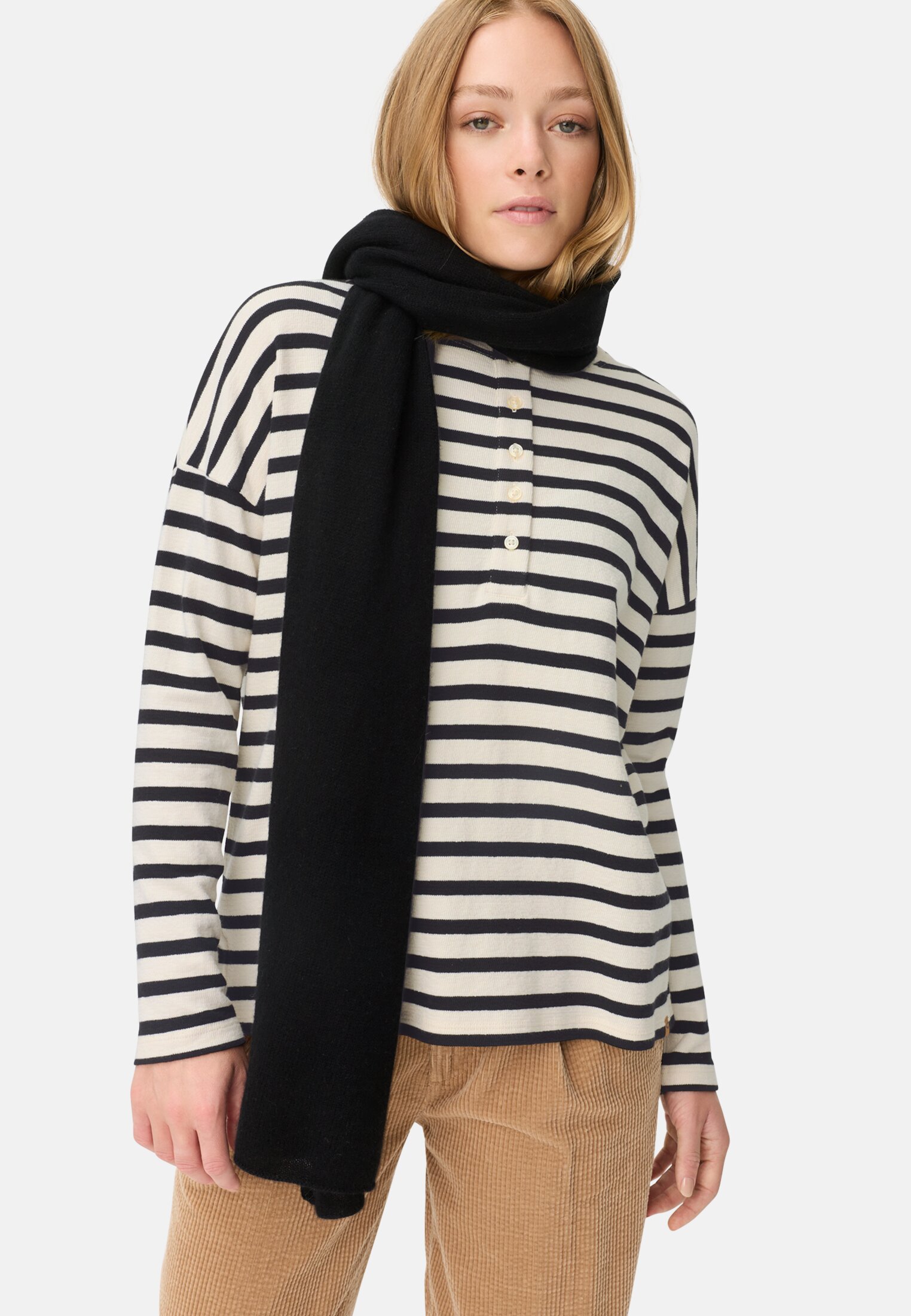 Damen Langarmshirt mit Knopfverschluss Kaviar getragen emotional