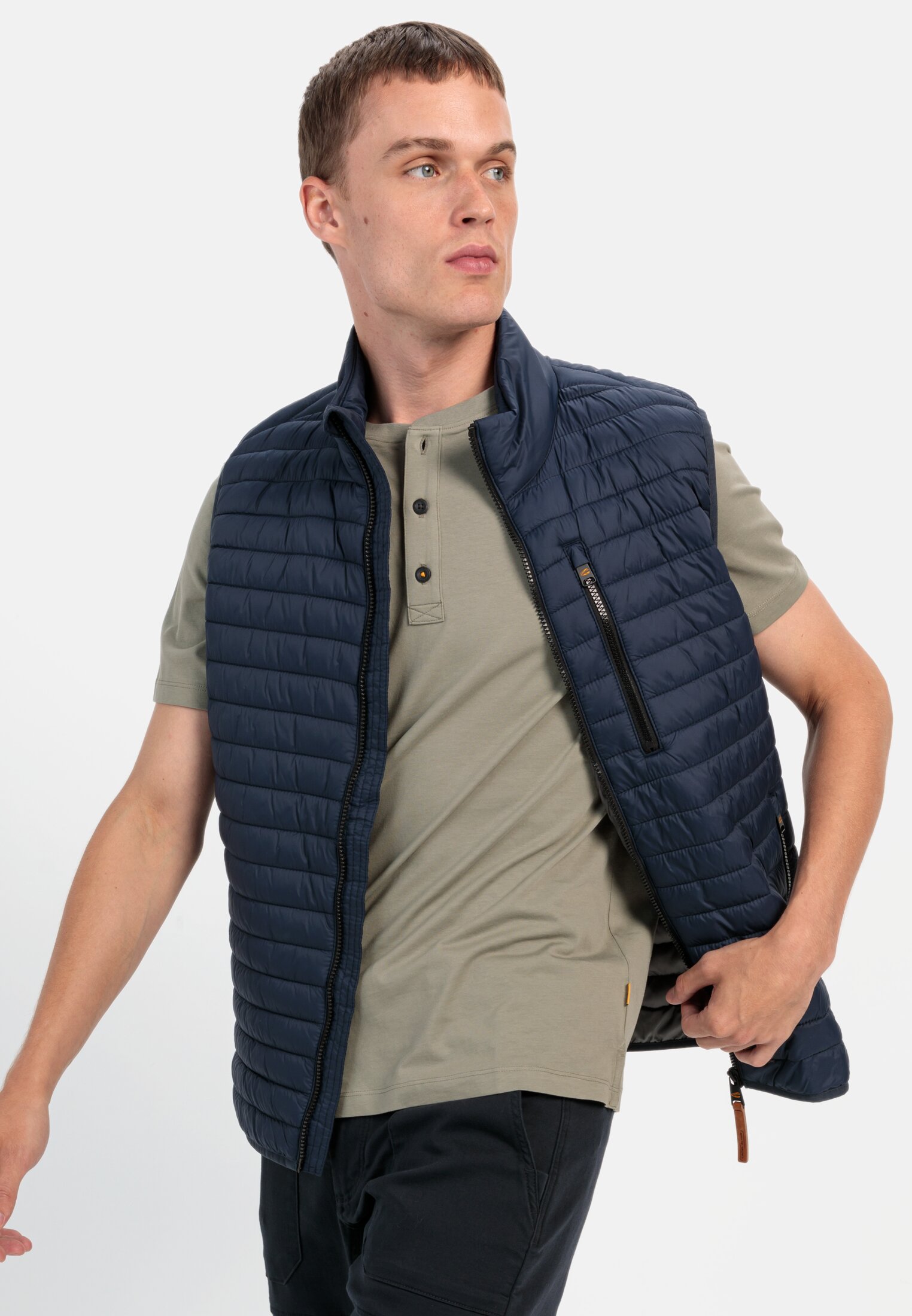 MI_409474-9T04-31_M4-00 Herren Henley Shirt mit kurzem Arm aus reiner Baumwolle Khaki getragen emotional