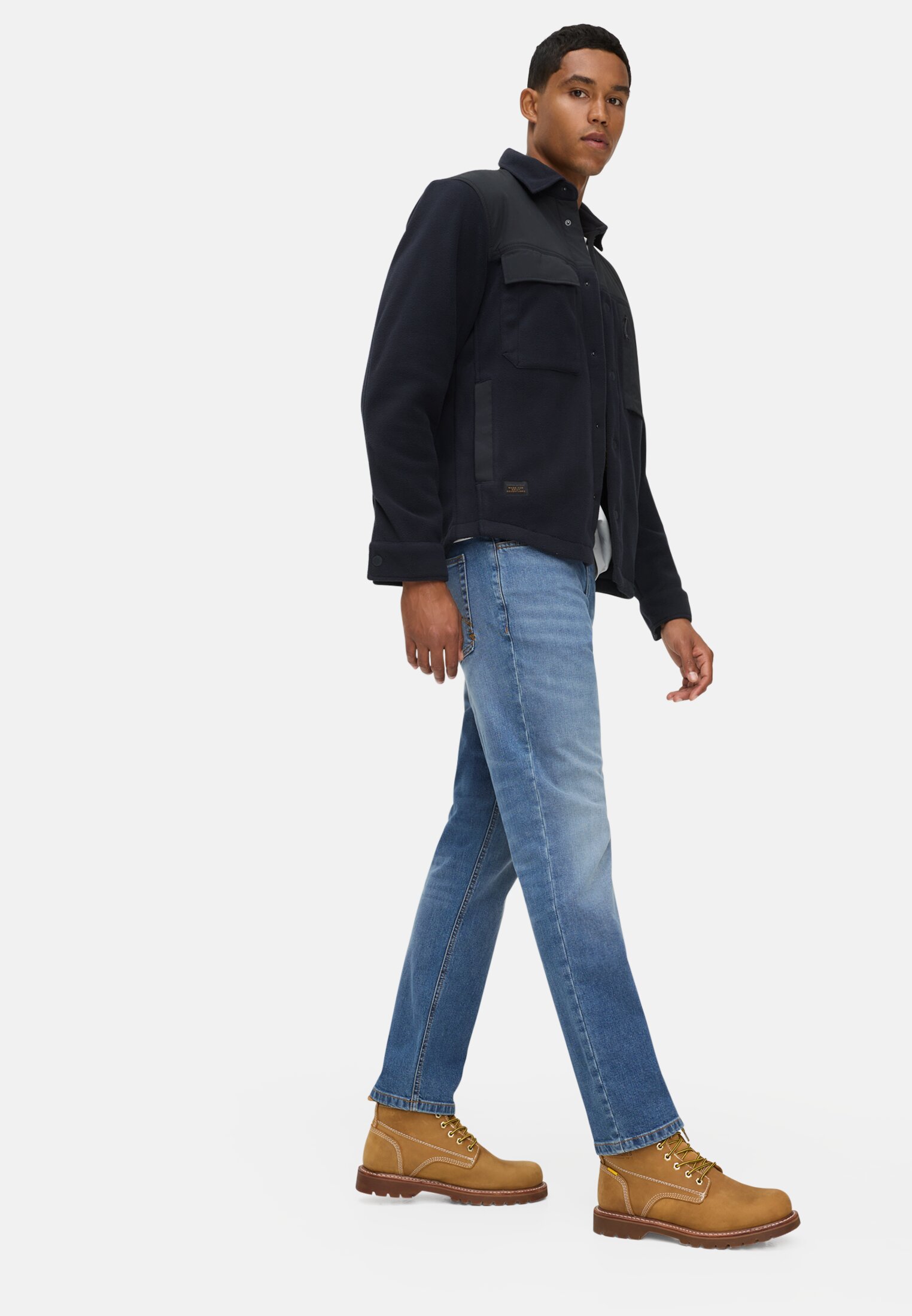 Herren Regular Fit 5-Pocket Hose Blau getragen emotional