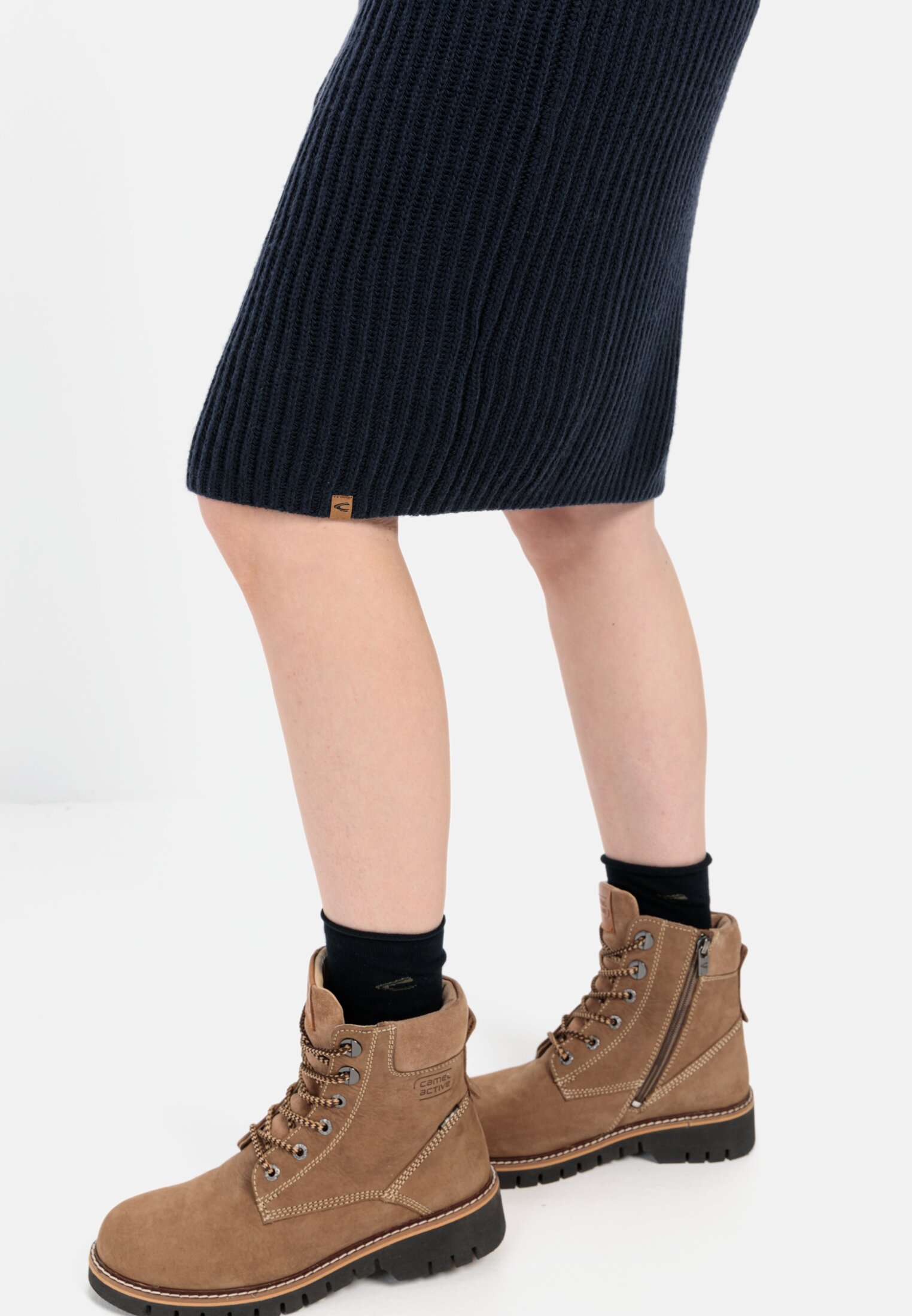 Damen Strickkleid mit Stehkragen Dunkelblau getragen detailliert nah