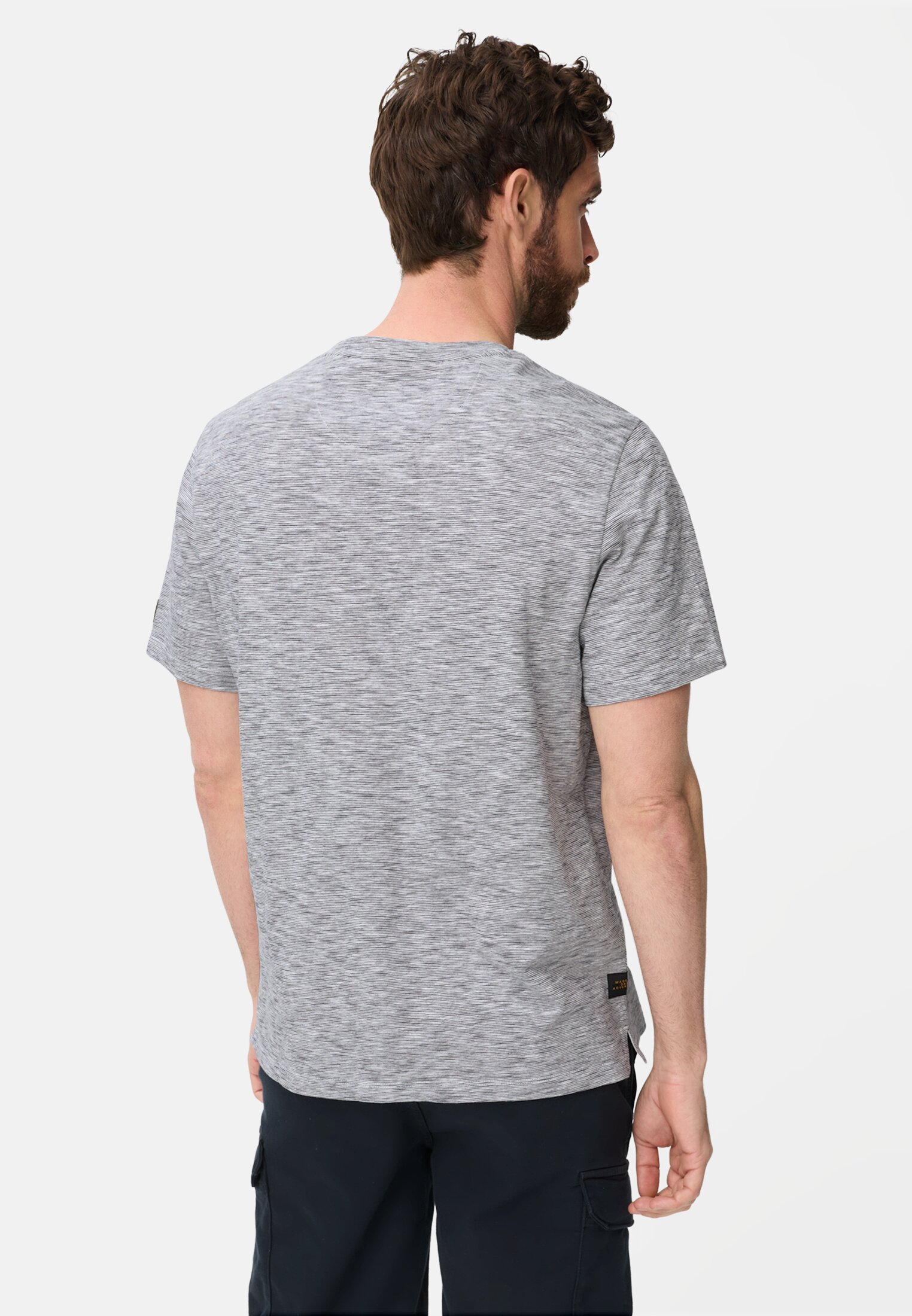 Herren T-Shirt mit Knopfleiste Weiß getragen hinten