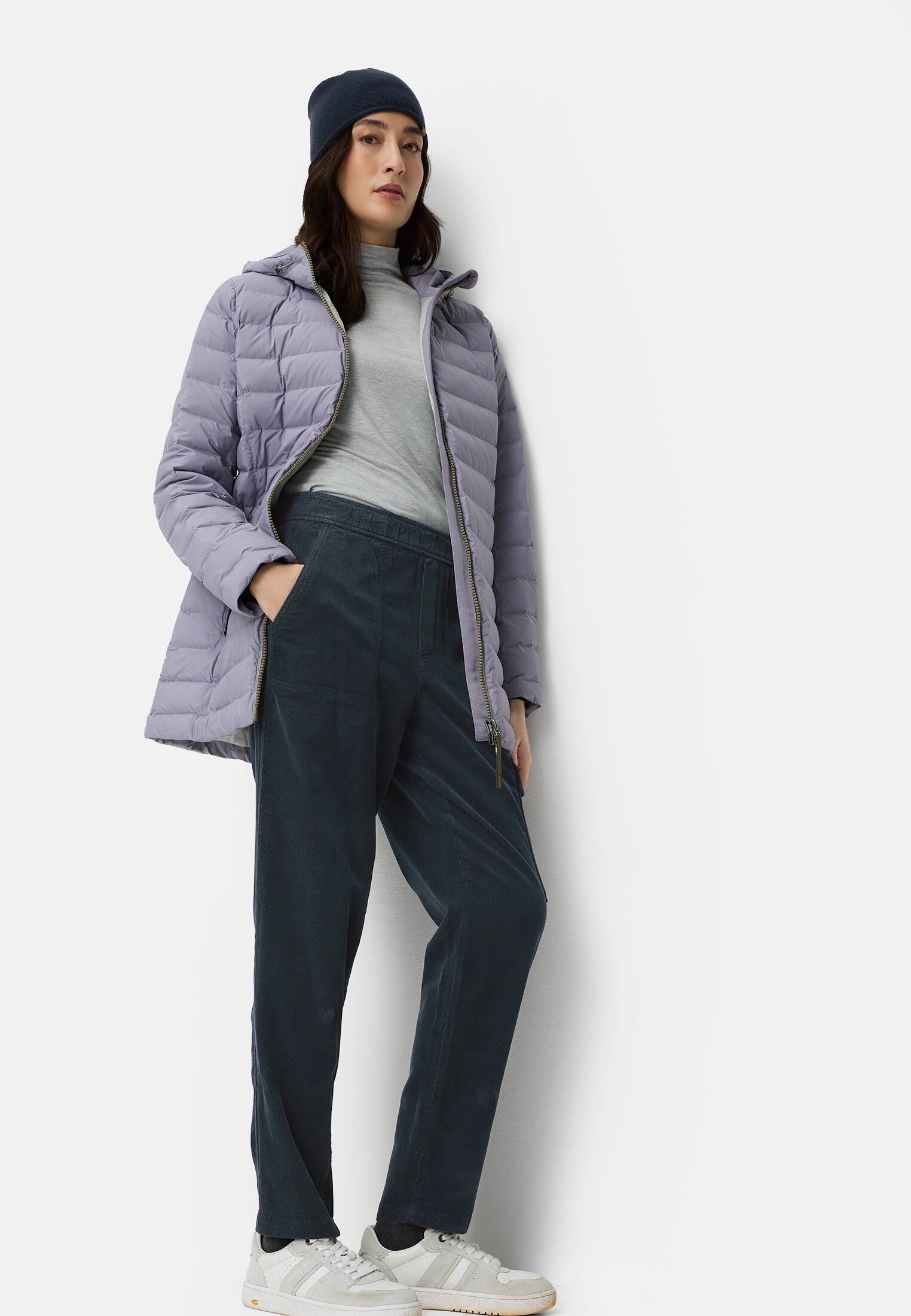 Damen Cargo-Hose aus reiner Baumwolle Nachtblau getragen emotional