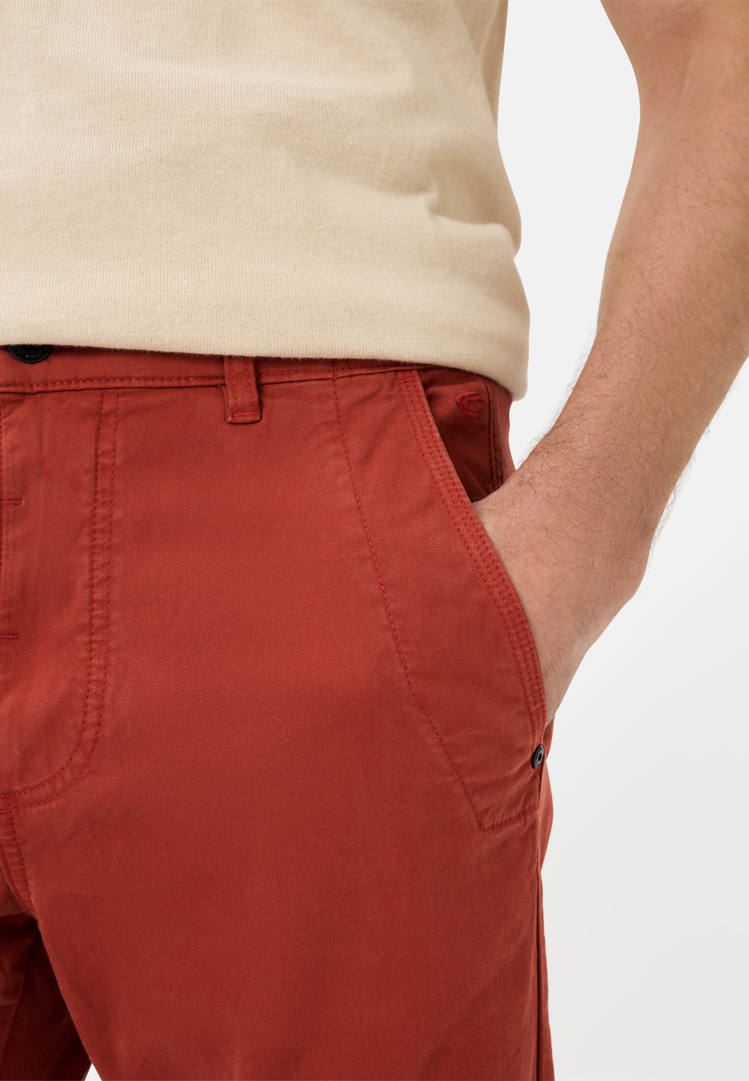 Men Chinos with elastic waistband Red worn detail close