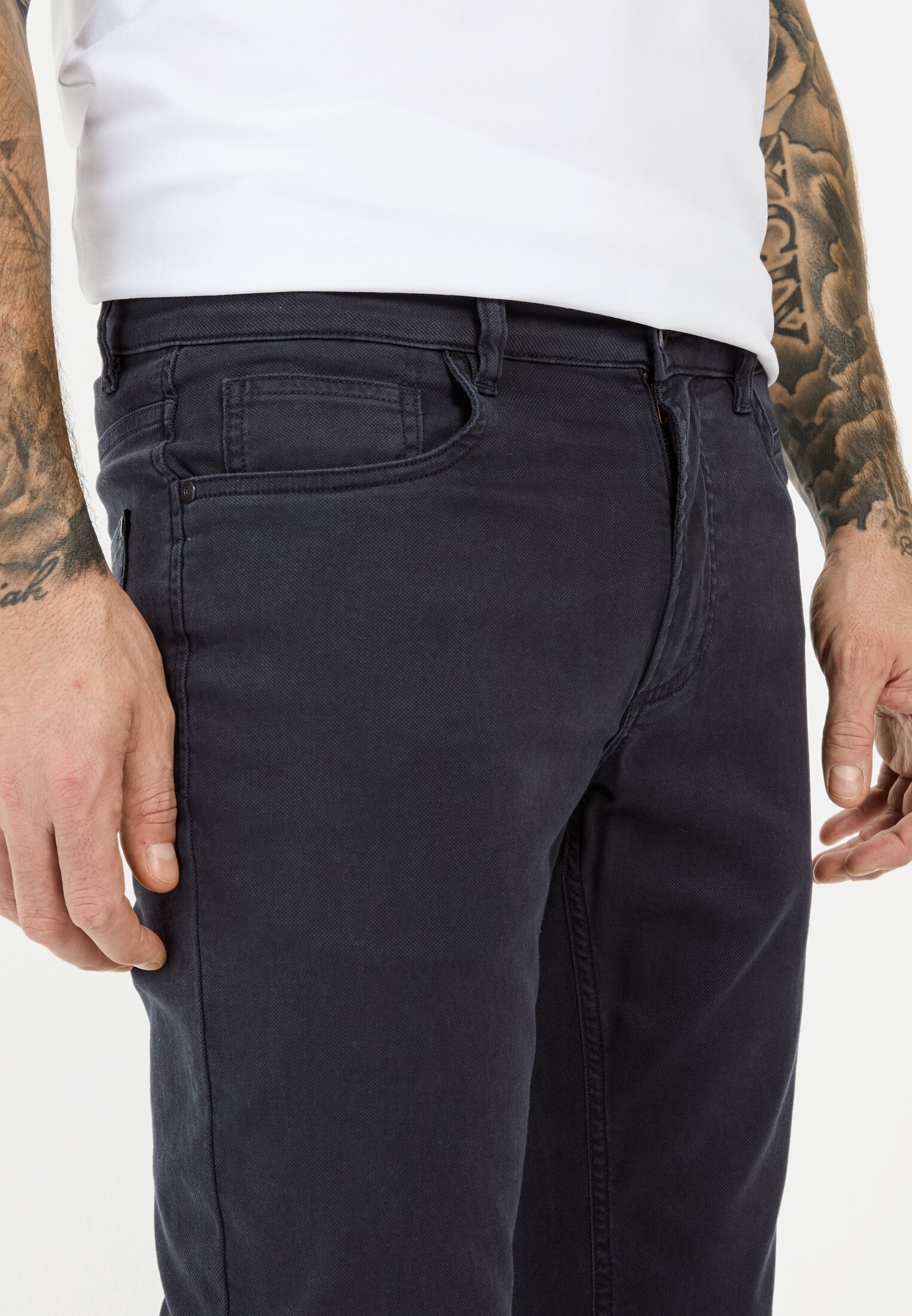 Herren Regular Fit 5-Pocket Hose Dunkelblau getragen detailliert nah