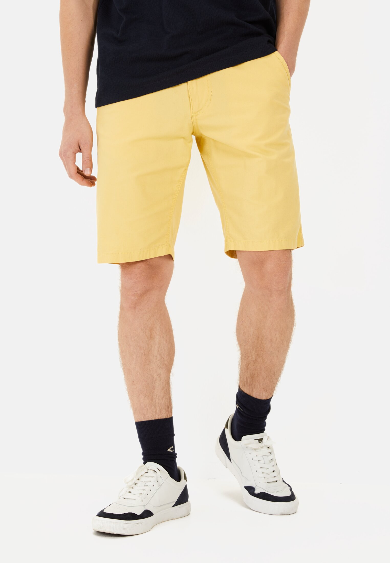 Herren Chinoshorts aus Baumwolle mit Stretch Gelb getragen vorn