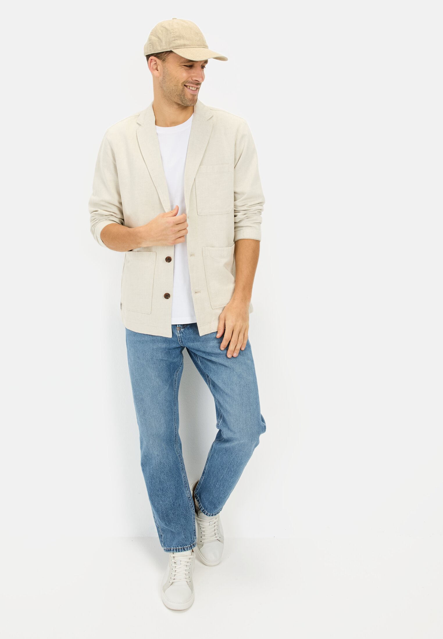 MI_2645-5I81-16_M4-00 Heren Indoor shaket met knoopsluiting met 3 knopen Beige gedragen emotional