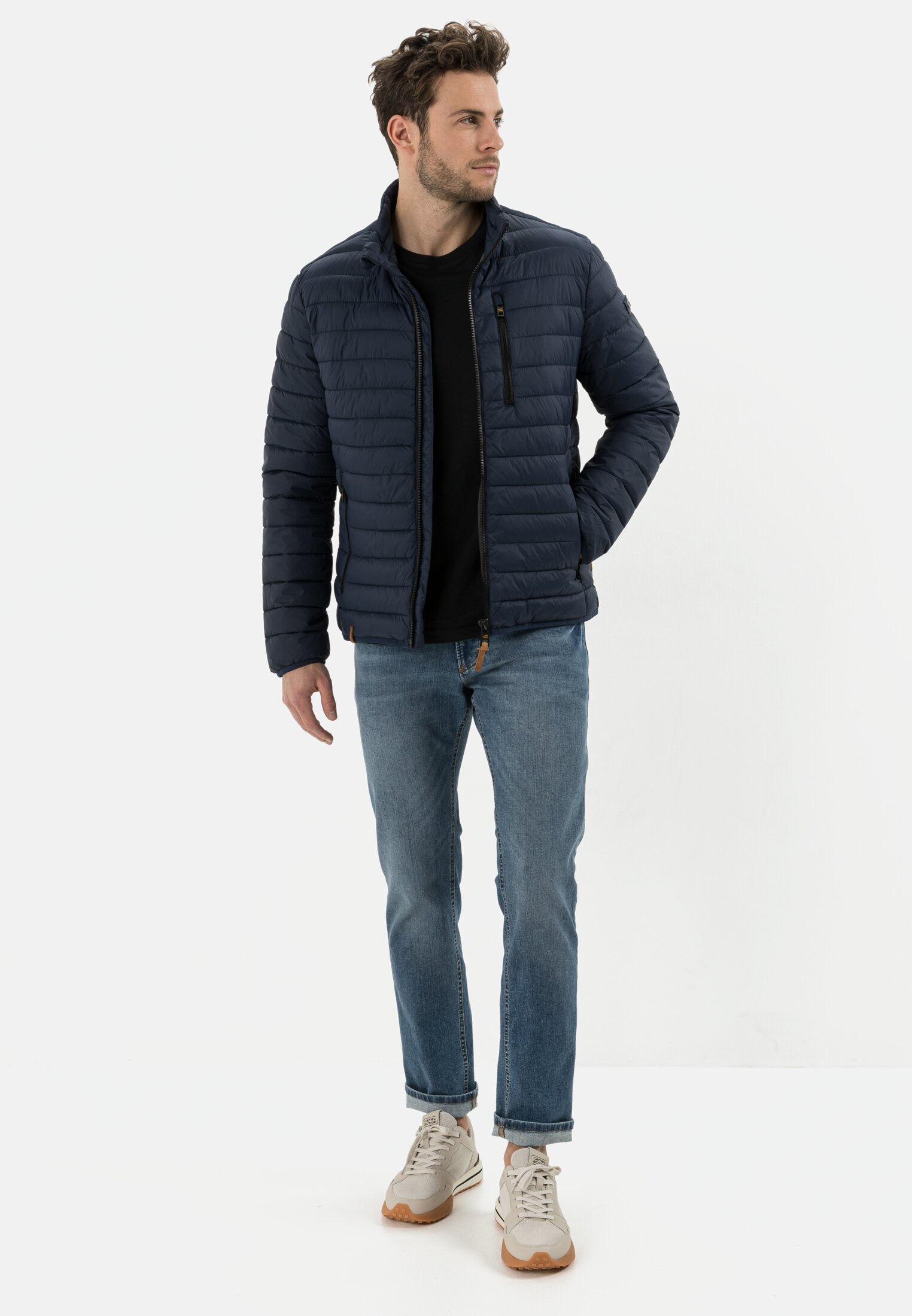 Herren Downfree Steppjacke aus recyceltem Polyester Dunkelblau getragen vorne Ganzkörper