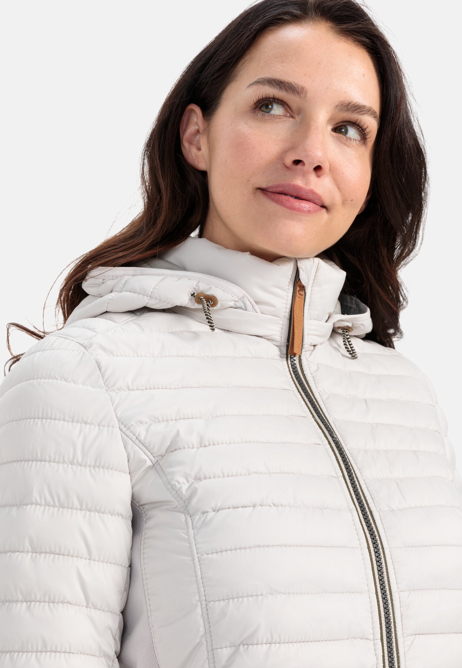 Damen Leichte Steppjacke aus recyceltem Polyamid Wollweiß getragen detailliert nah