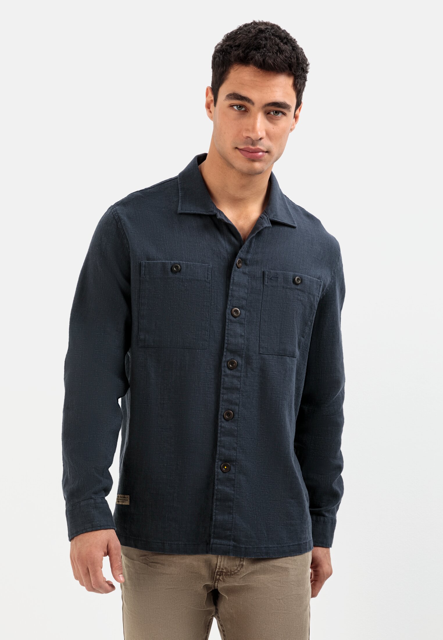 Herren Overshirt aus einem Leinen-Baumwollmix Dunkelblau getragen vorn