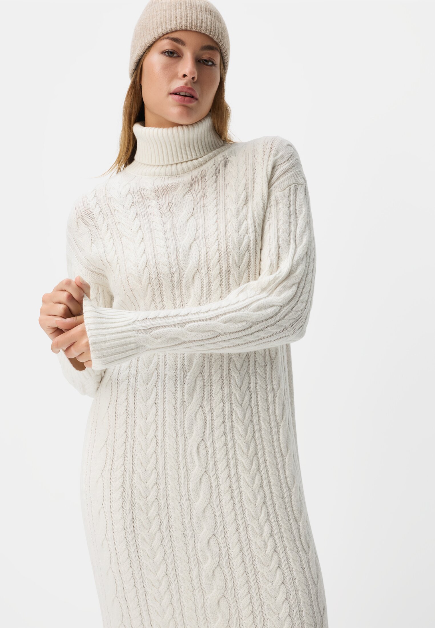 Damen Strickkleid mit Zopfstrickmuster Milchweiß getragen emotional