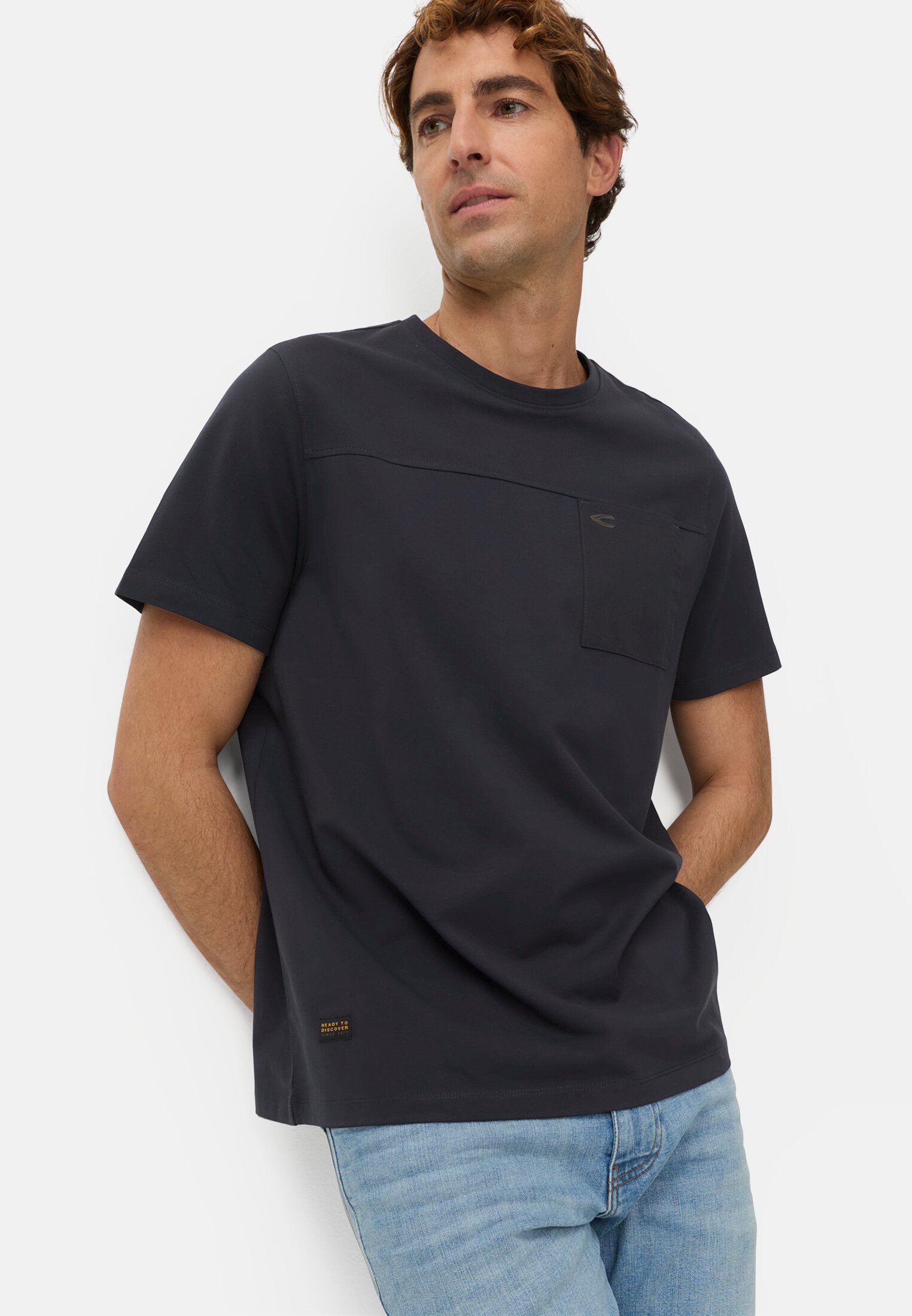 Heren T-shirt met borstzak Donkerblauw gedragen emotional 