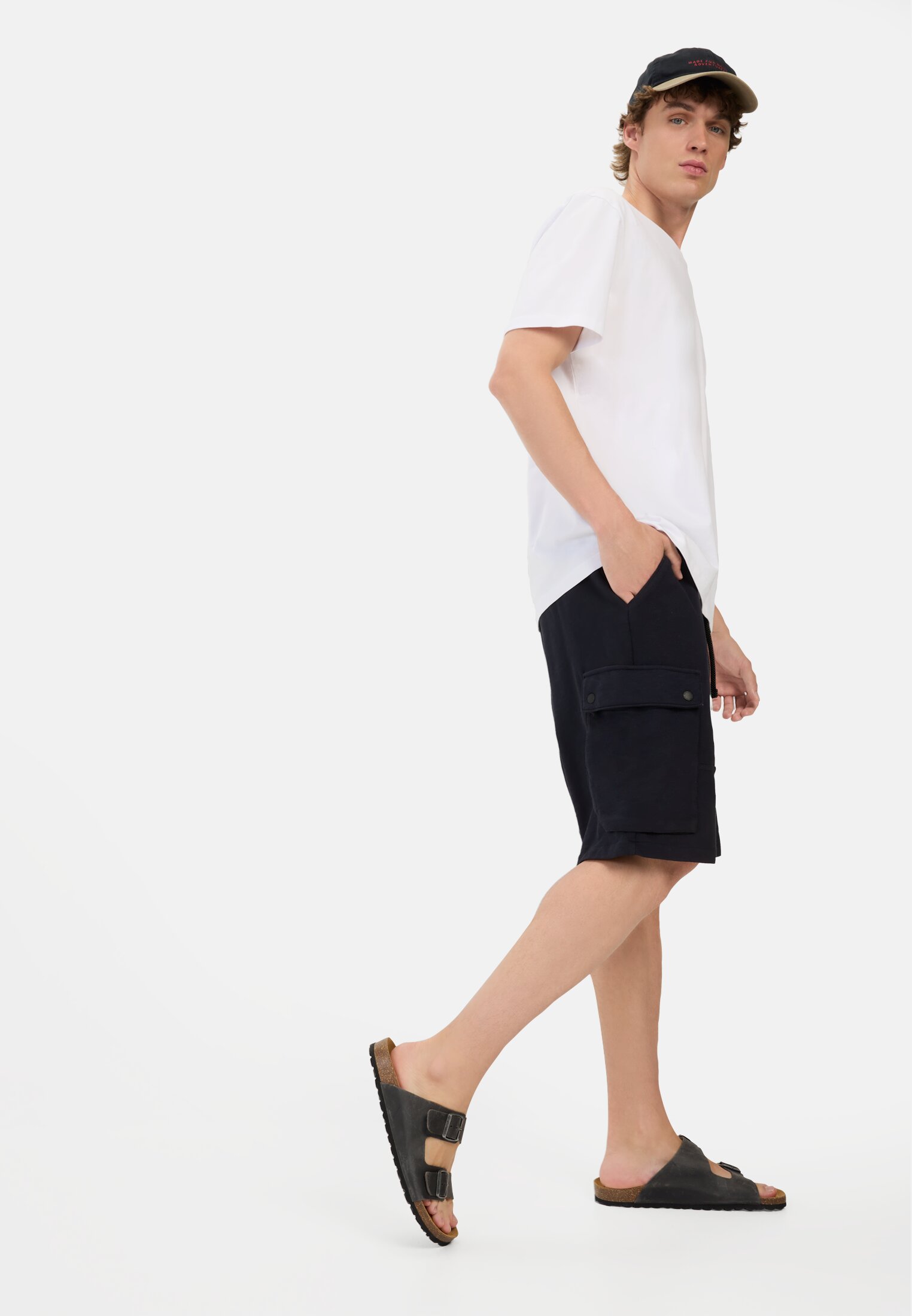 Herren Sweatshorts mit Cargotaschen Dunkelblau getragen emotional