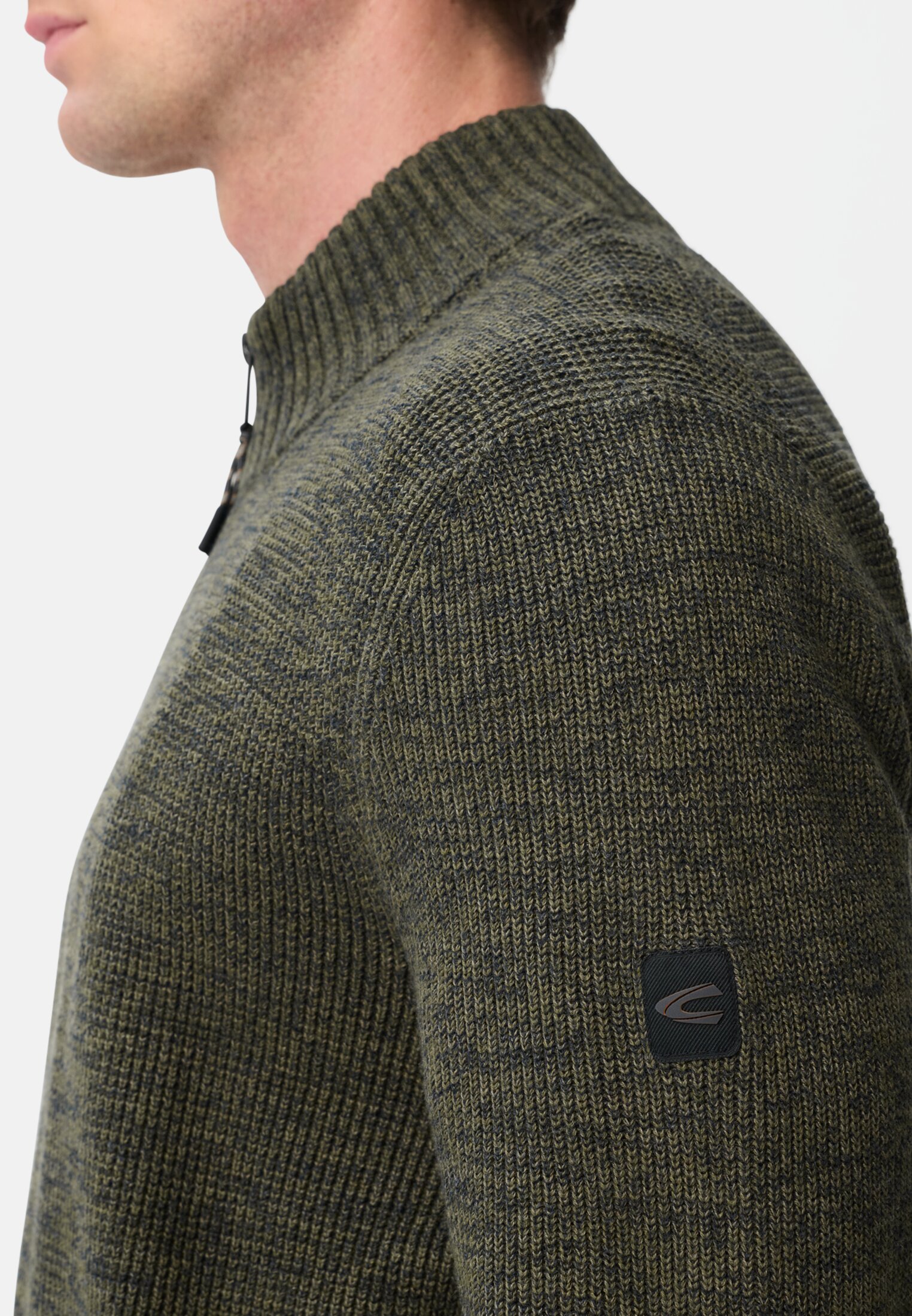 Herren Kernige Strickjacke aus Baumwollgemisch Olivgrün getragen detailliert nah