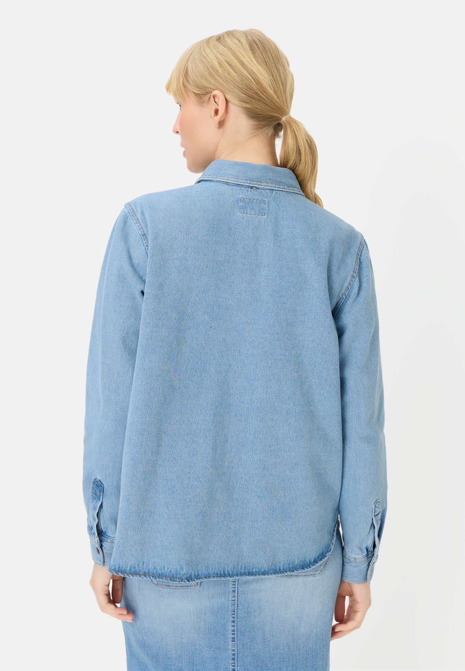 Damen Jeansbluse mit Knopfleiste Dunkelblau getragen hinten