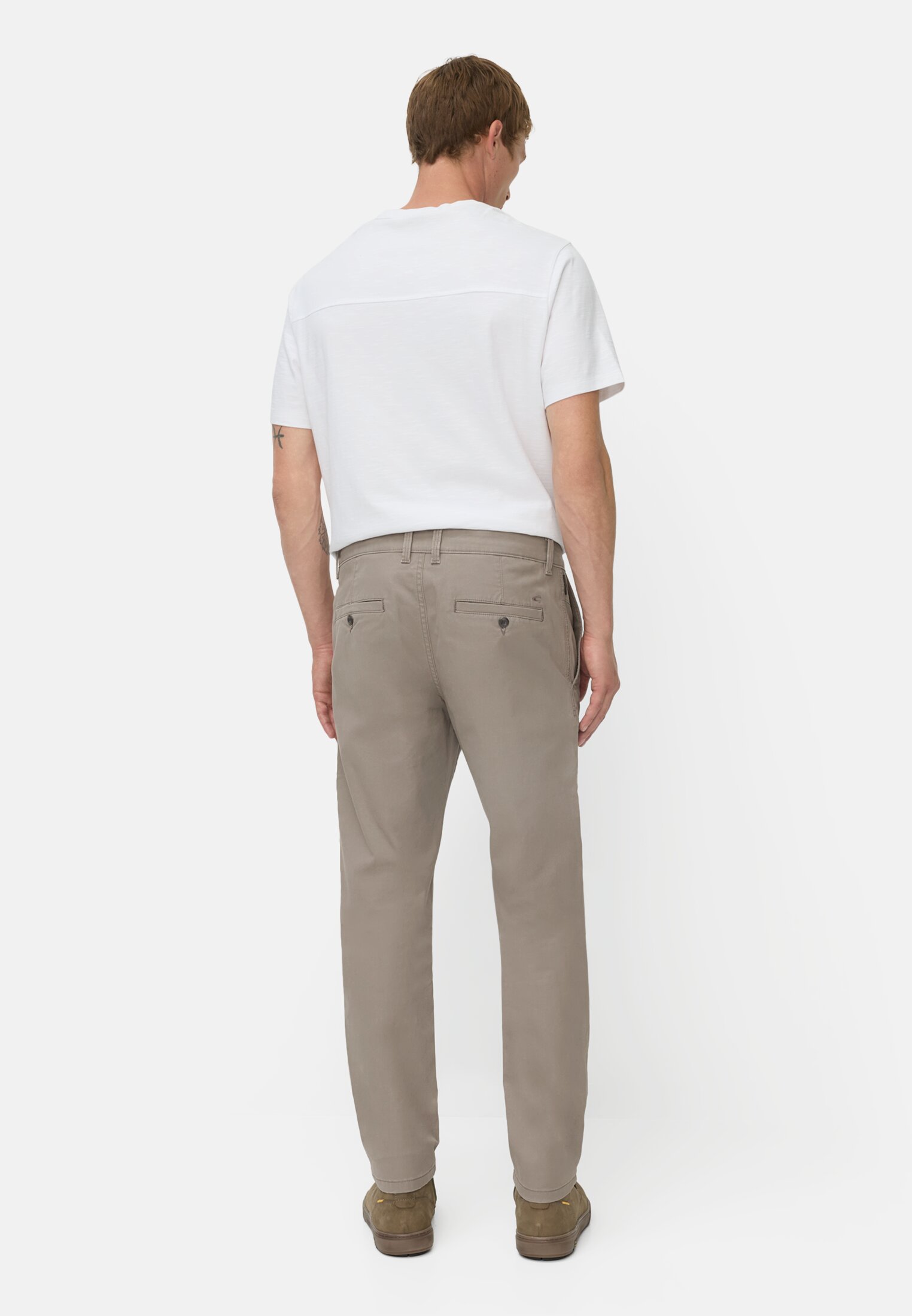 Herren Slim Fit Chino Steingrau getragen hinten