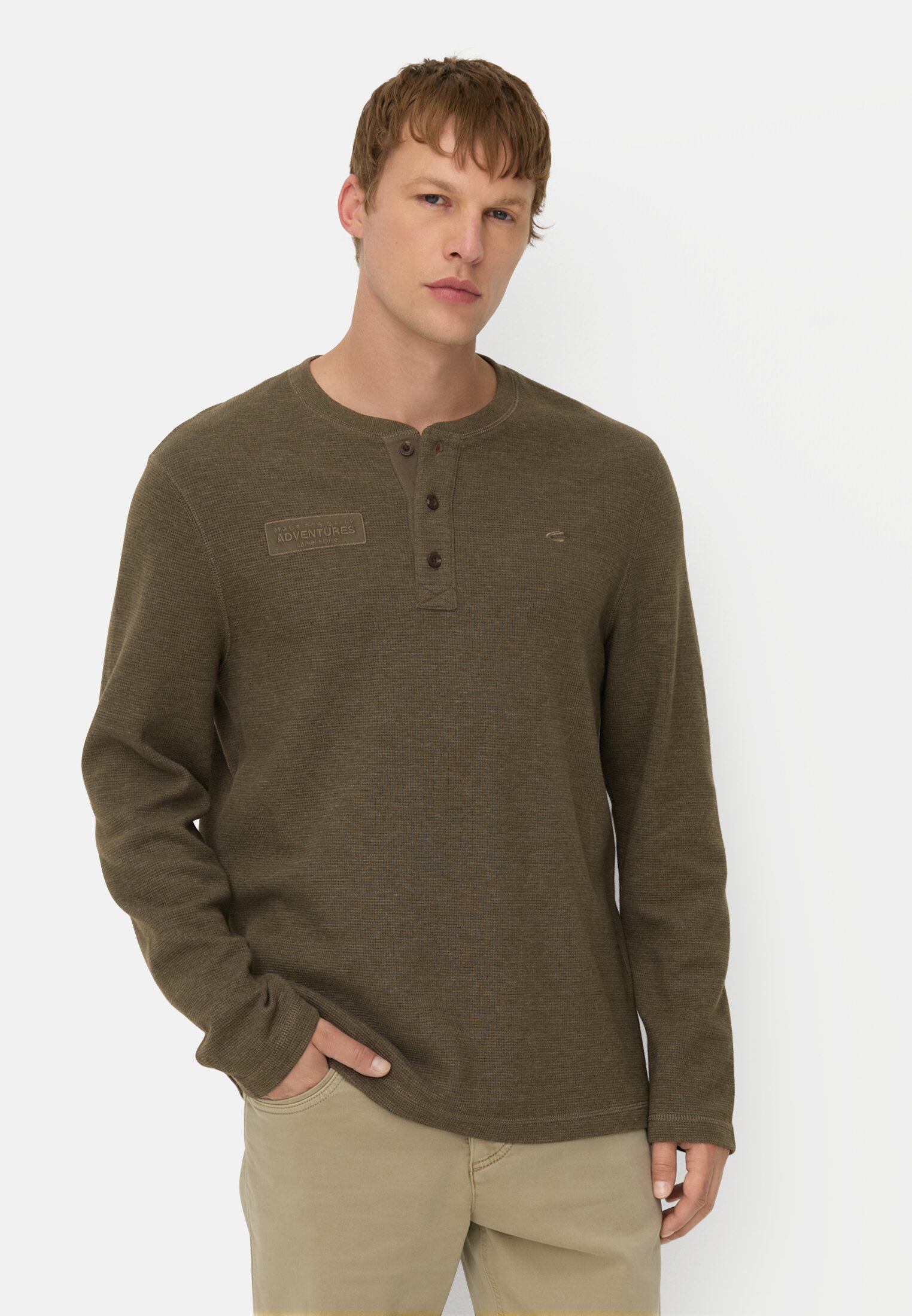Herren Henley-Shirt aus Organic Cotton Olivgrün getragen vorn