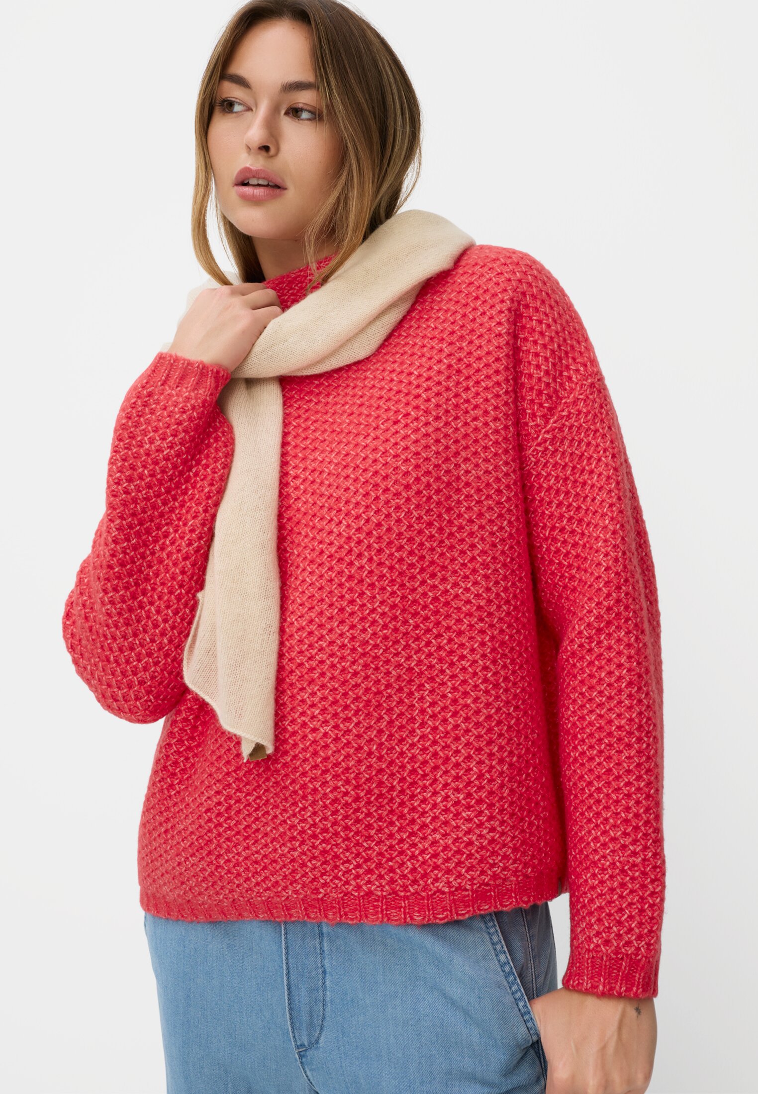 Damen Strickpullover mit überschnittenen Schultern Rot getragen emotional