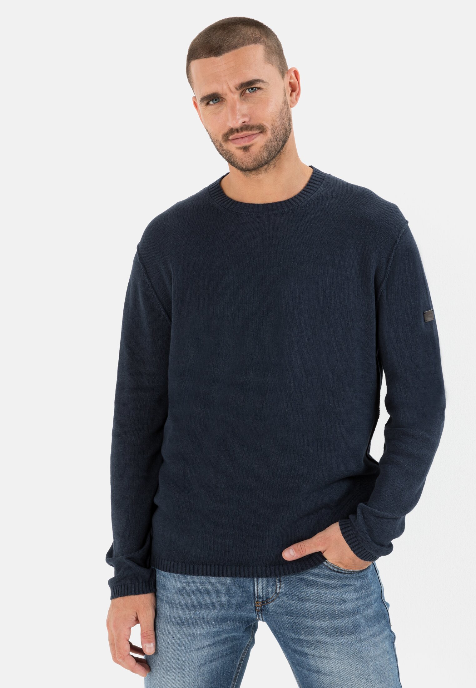 Men Lightweight knitted jumper made from a linen blend Dark Blue worn front