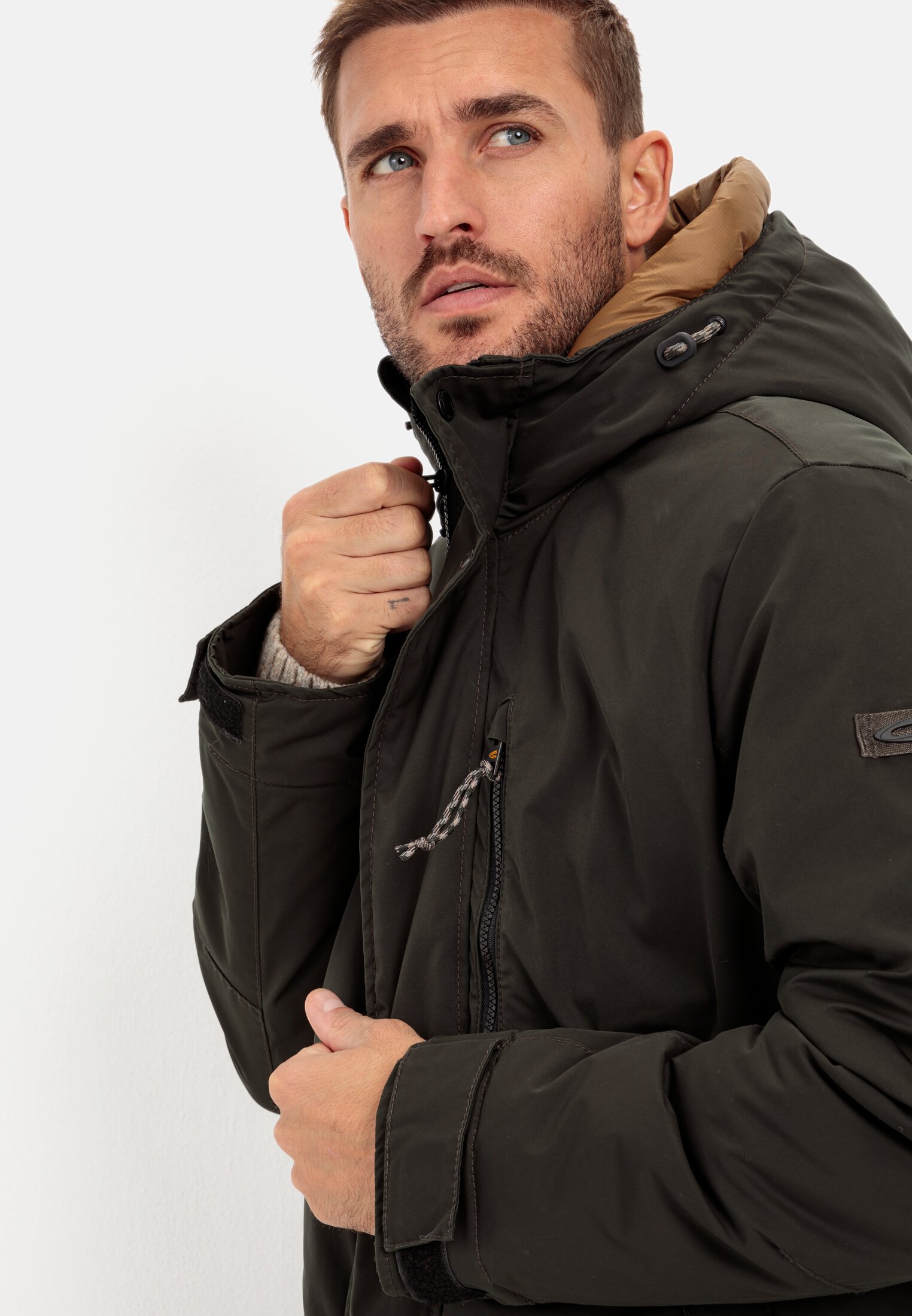 MI_410780-2O75-94_M5-00 Herren Warmer Mantel mit herausnehmbarer Innenkapuze Dunkel khaki getragen detailliert nah