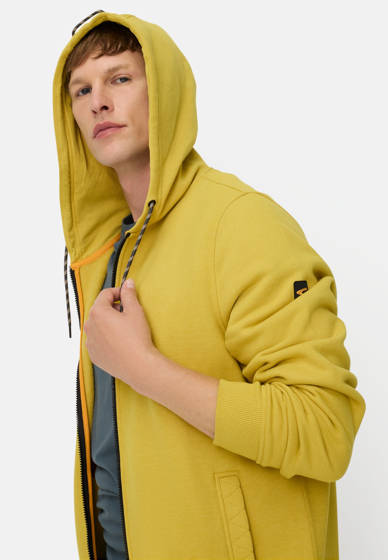 Herren Kapuzenjacke mit verstellbarem Kordelzug Gelb getragen emotional