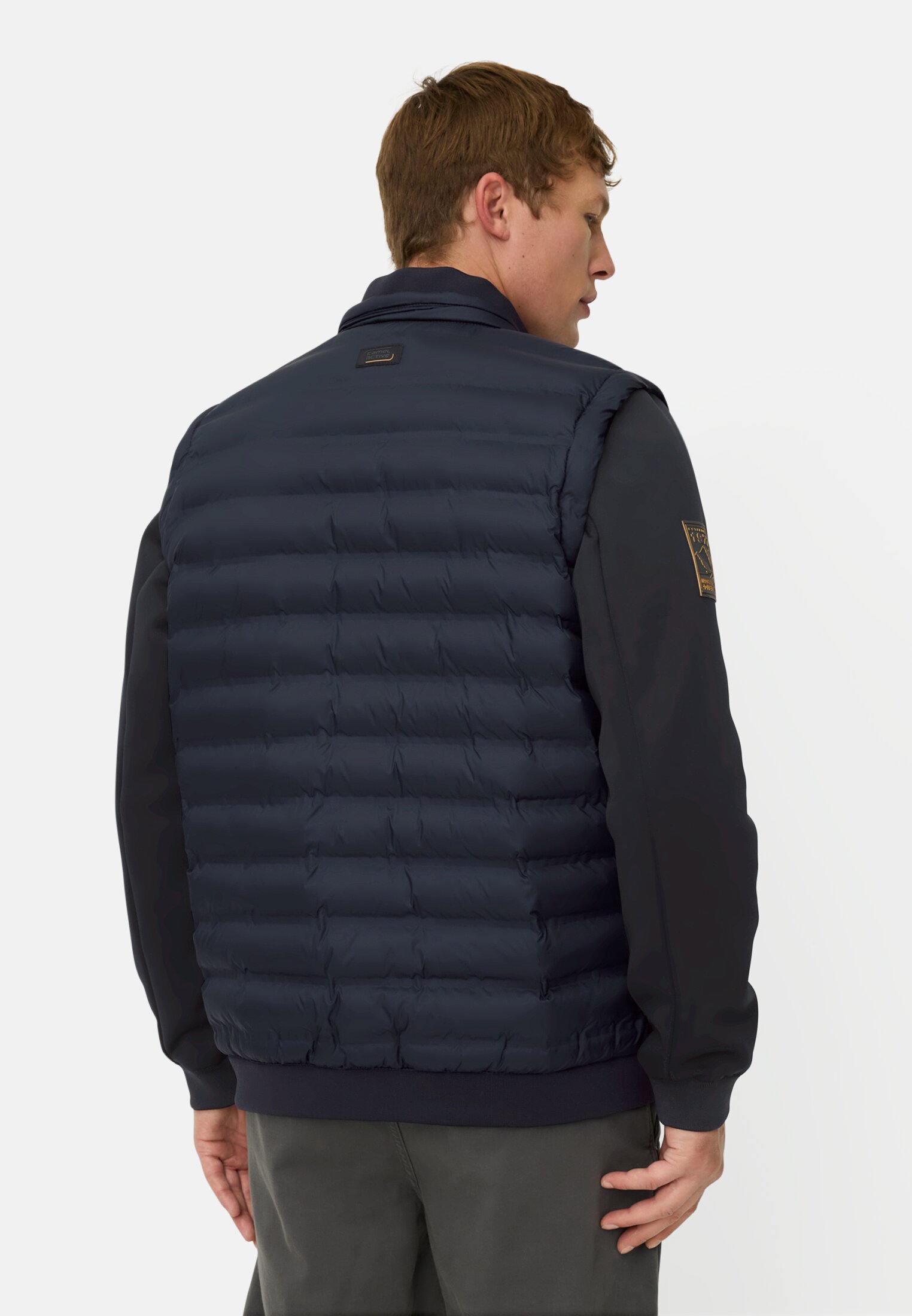 Herren Hybridjacke mit abnehmbaren Ärmeln Navy getragen hinten