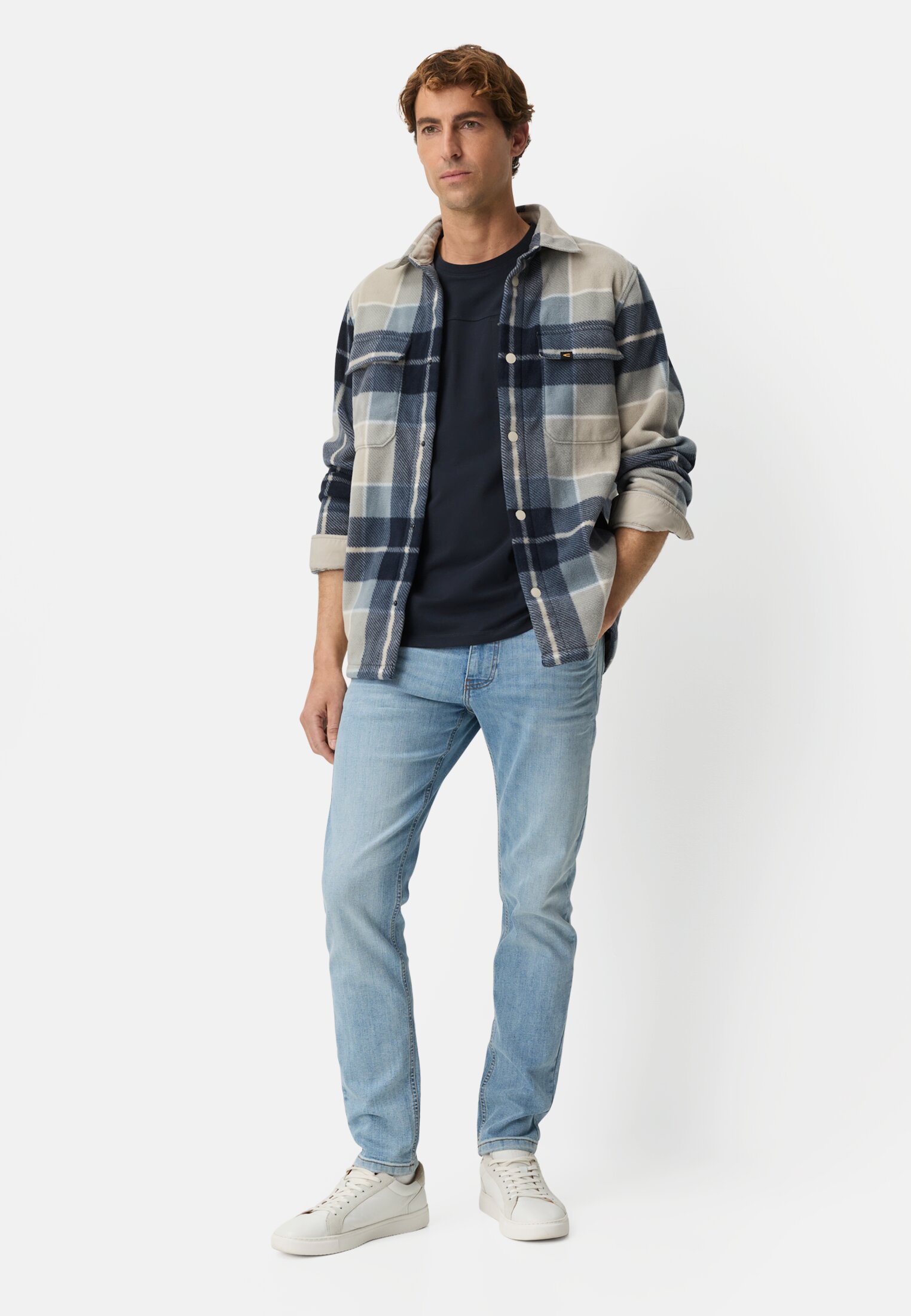 Herren Slim Fit 5-Pocket Jeans Bleach Blau getragen vorne Ganzkörper