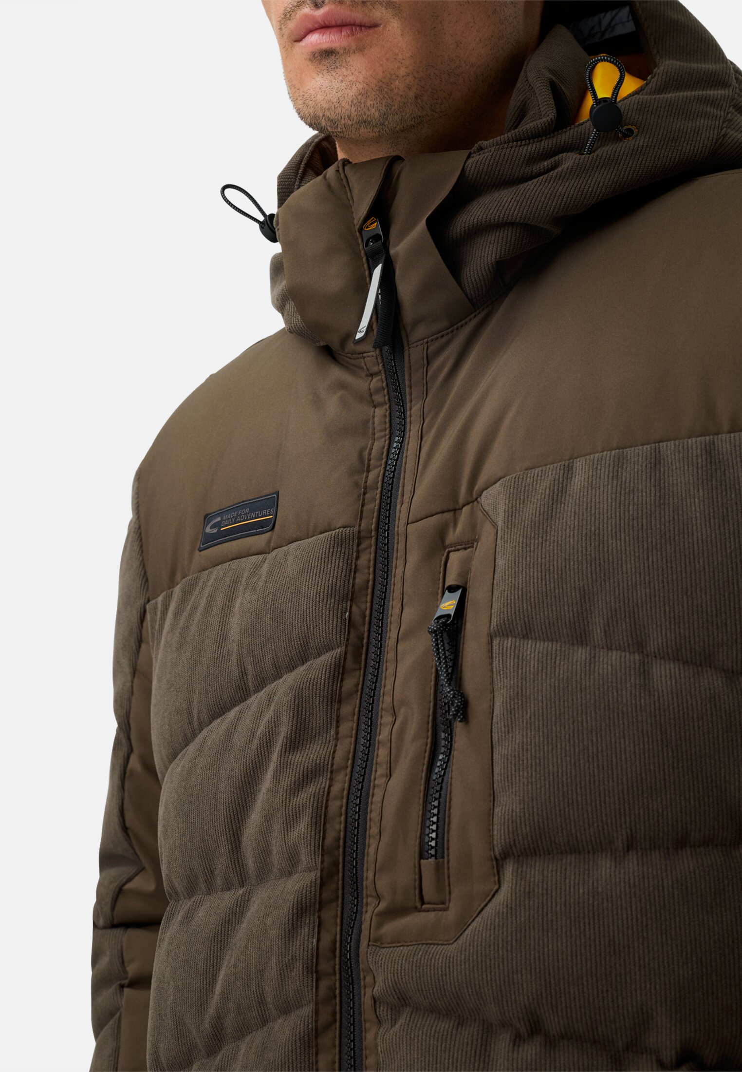 Herren Steppjacke mit abnehmbarer Kapuze Dunkelbraun getragen detailliert nah