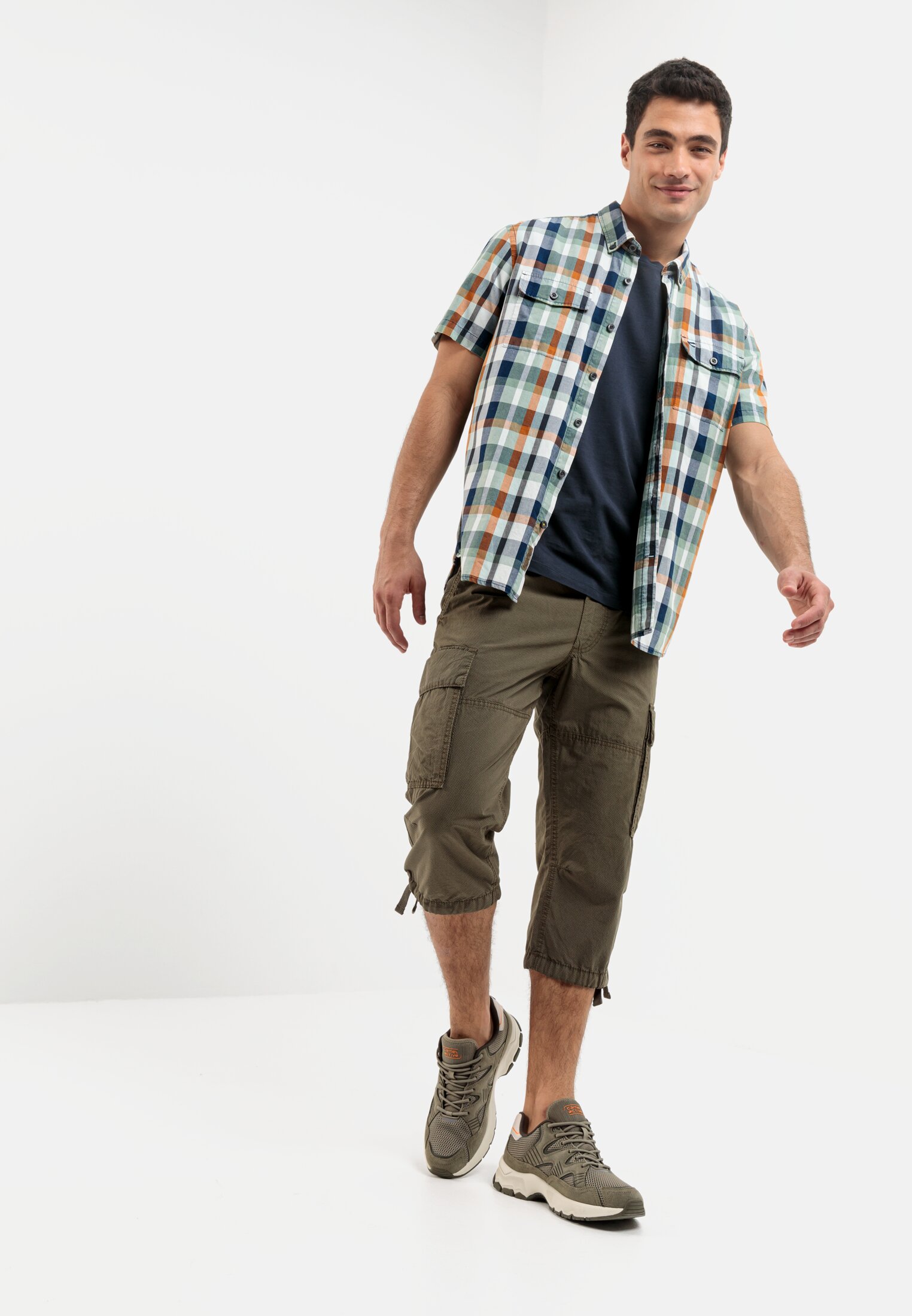 Men 3/4 Cargo shorts Regular Fit Olive worn emotional