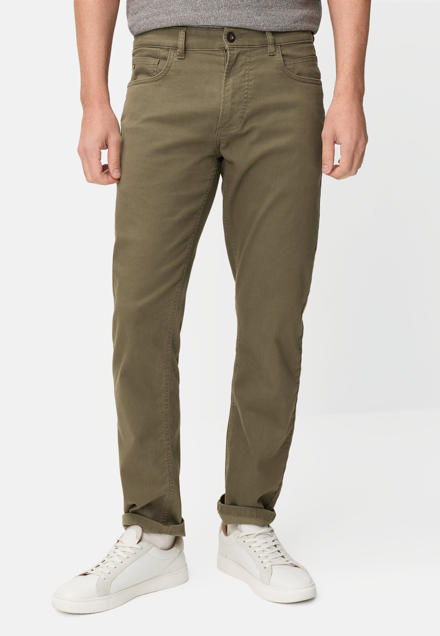 Heren Regular Fit 5-Pocket Broek Olijfgroen gedragen voor