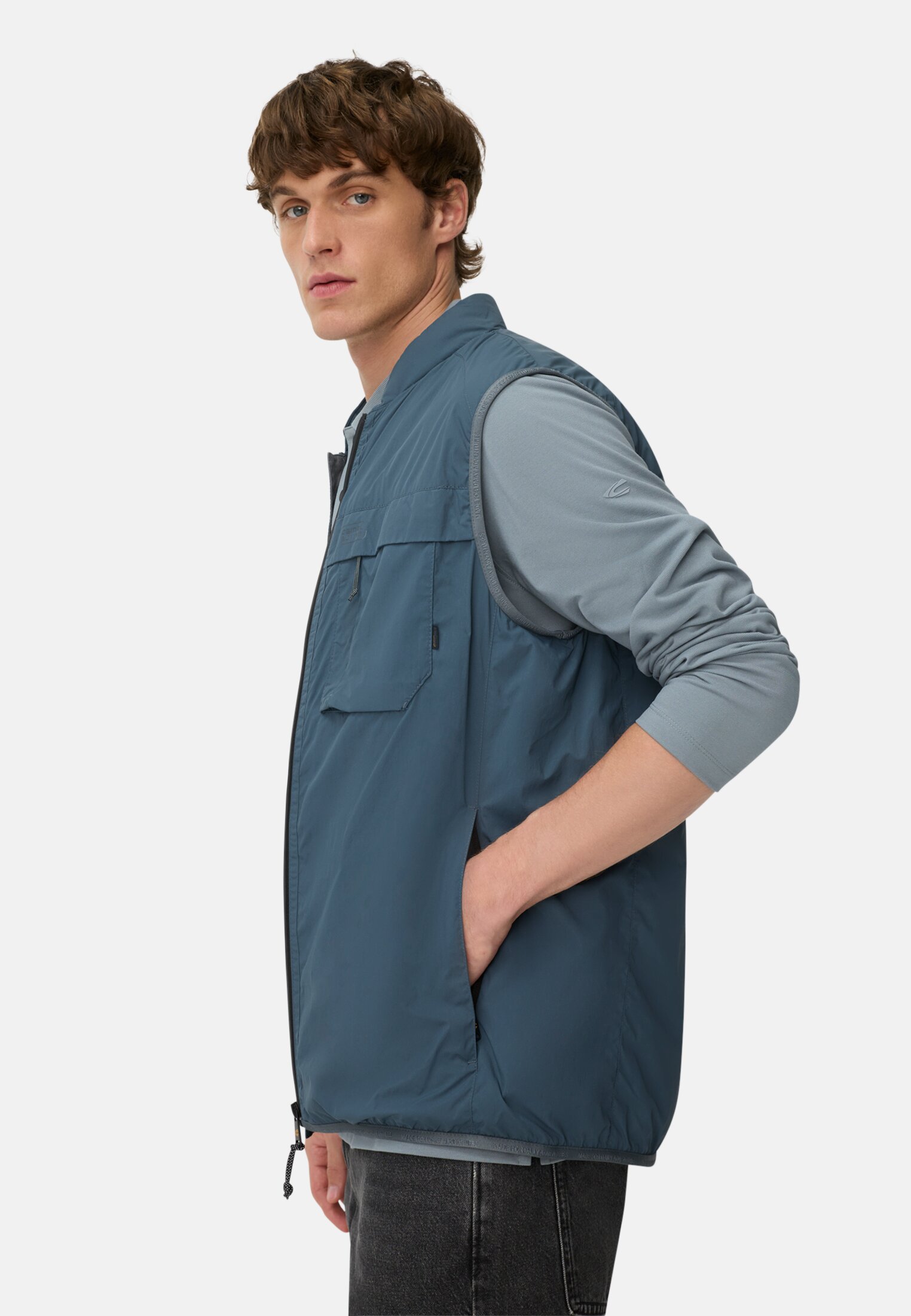Herren Polo Shirt mit Cooling Performance Steinblau getragen emotional