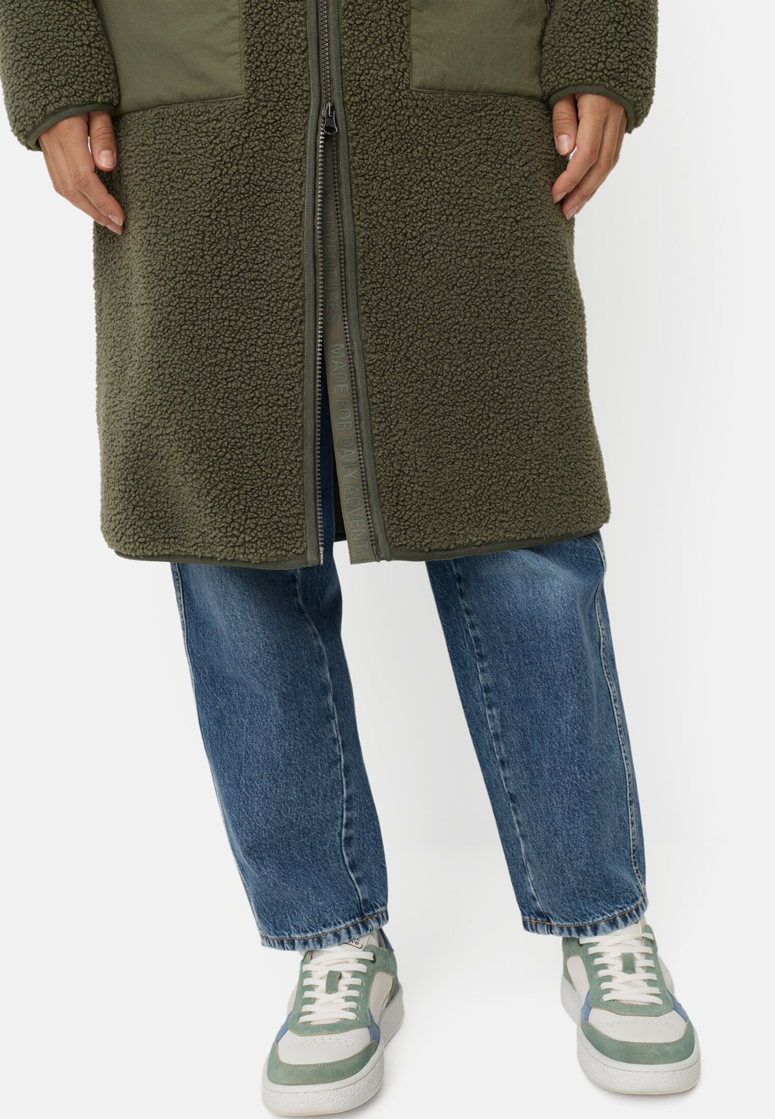 Women Teddy coat with 2-way zipper Dark Green worn detail close