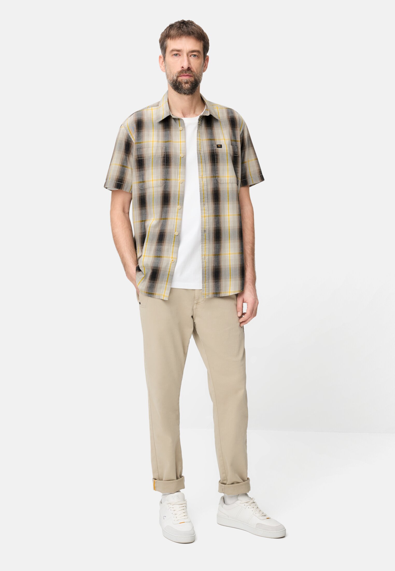 Herren Kurzarmhemd mit Brusttaschen Sonnengelb getragen vorne Ganzkörper