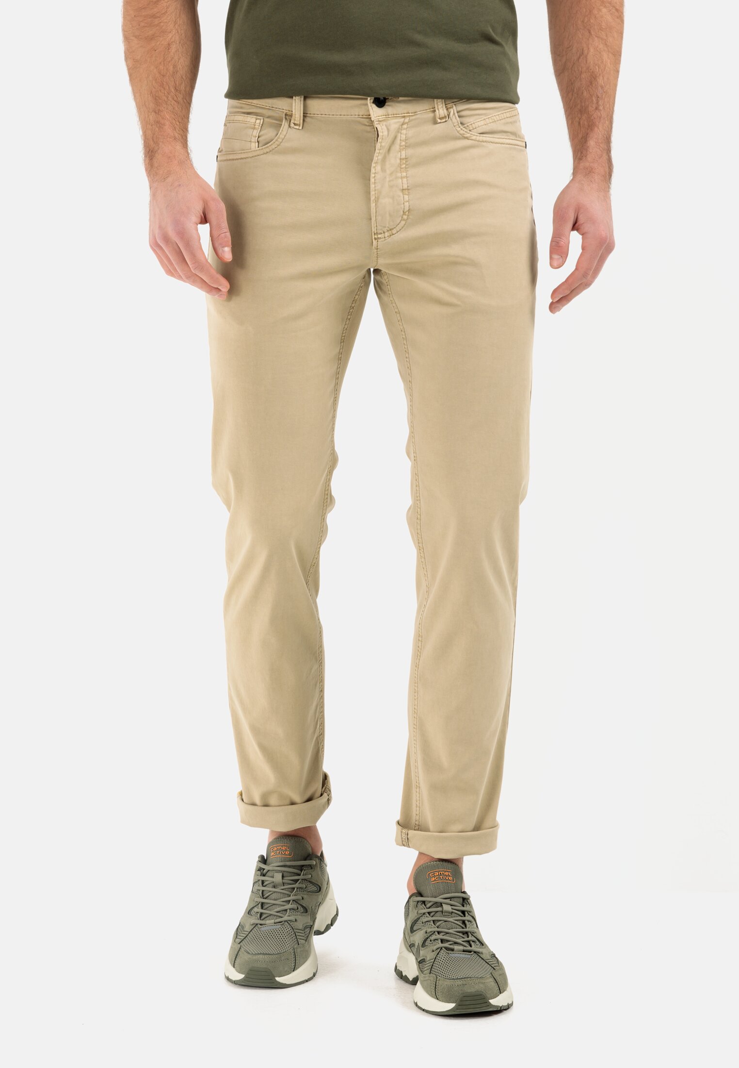 Herren Regular Fit 5 Pocket Hose Beige getragen vorn