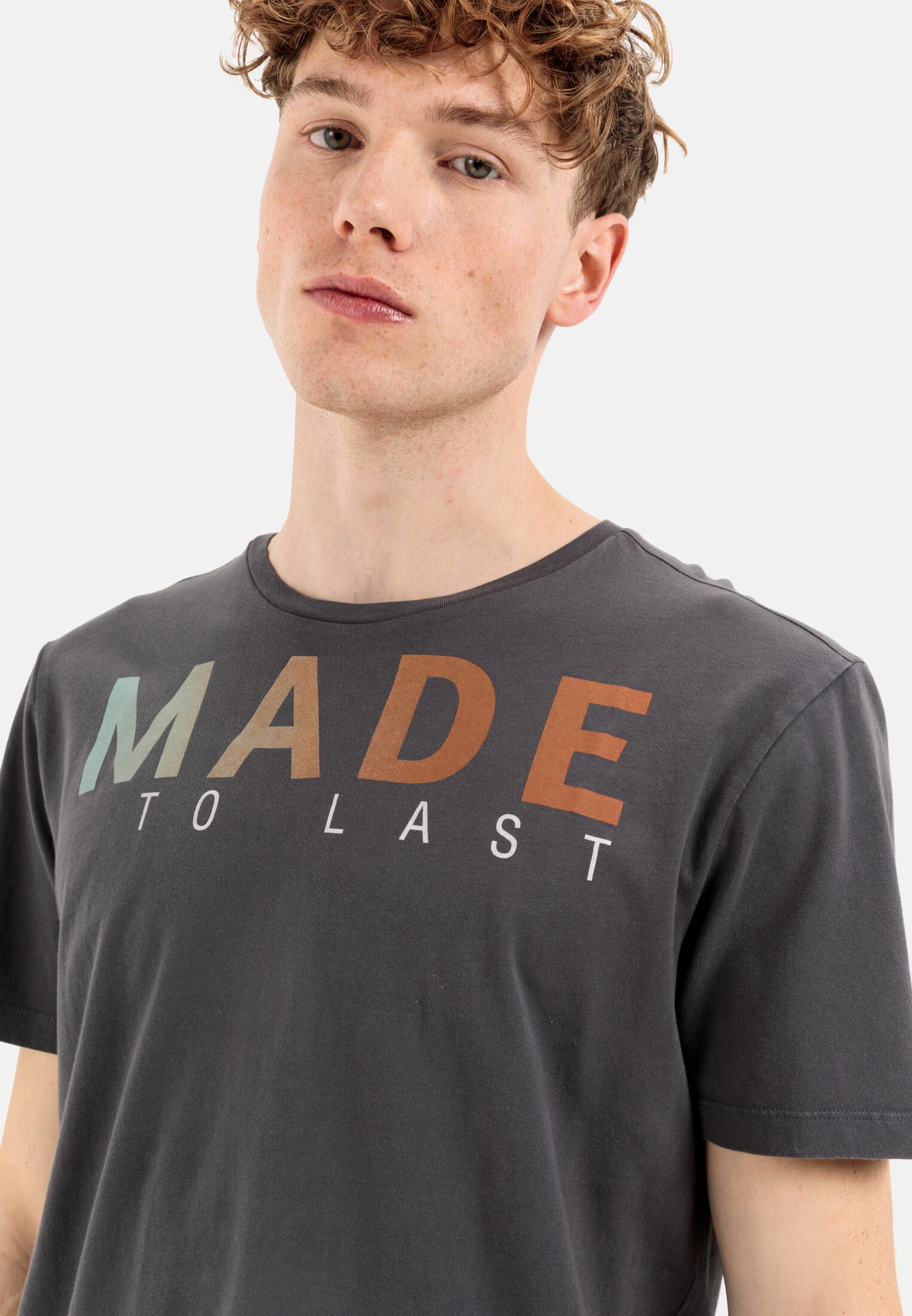 MI_409745-1T17-09_M5-00 Men Organic Cotton short sleeve T-Shirt Dark grey worn detail close