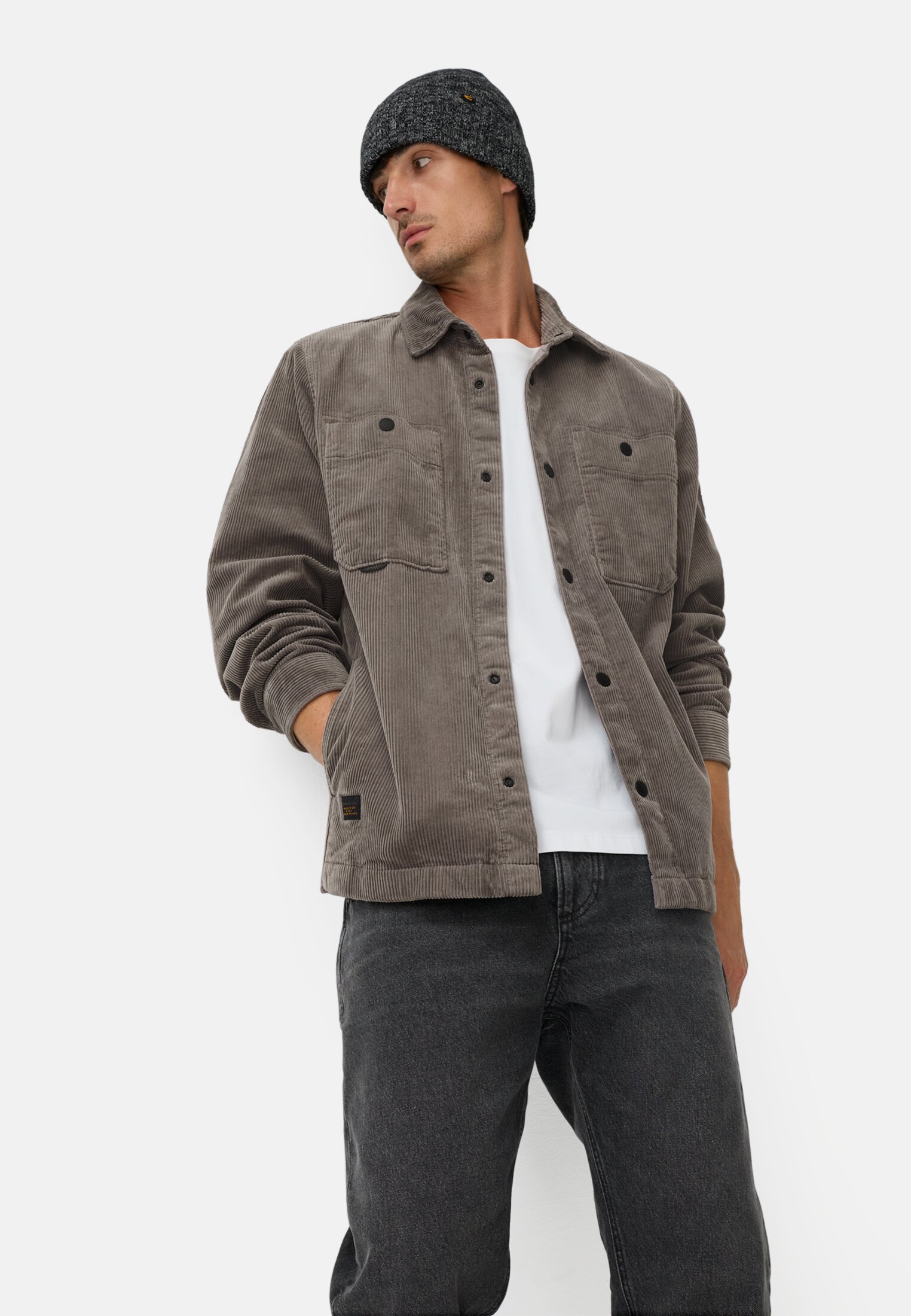 Herren Cord Overshirt mit Druckknöpfen Steingrau getragen emotional