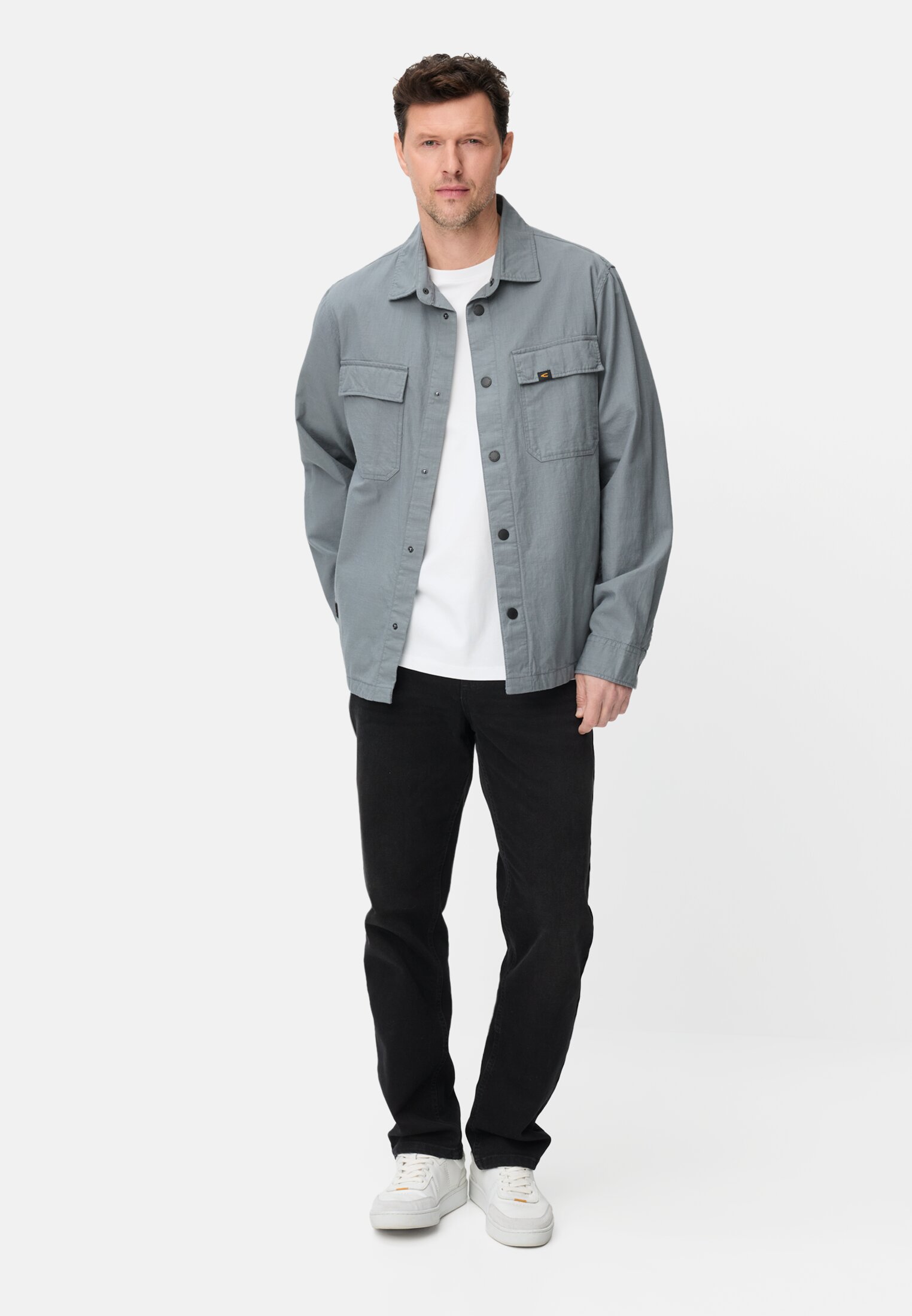 Herren Overshirt mit Taschen Sturmblau getragen vorne Ganzkörper