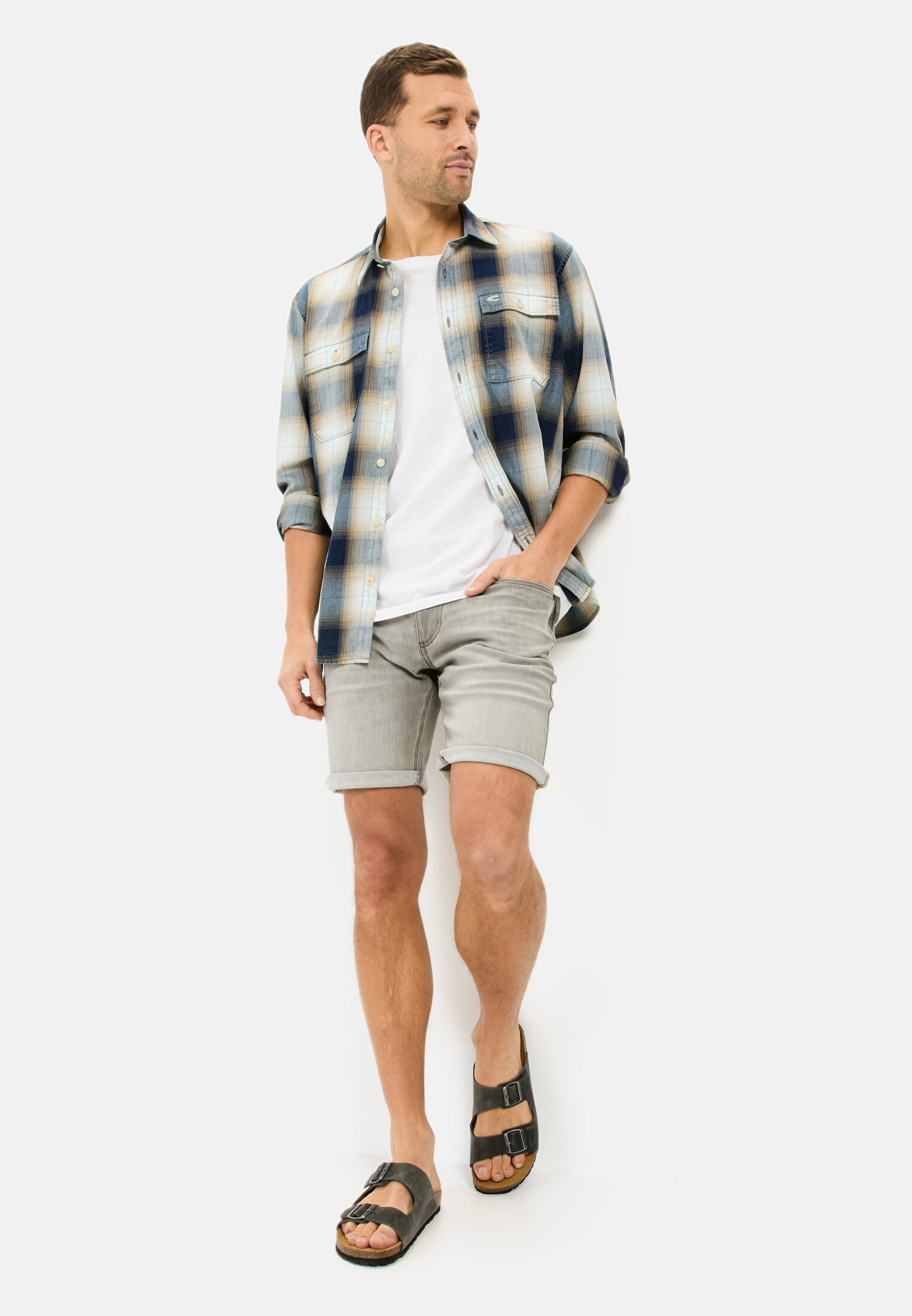 MI_98R02-5D16-06_M4-00 Herren fleXXXactive® Jeansshorts im Regular Fit Grau getragen emotional
