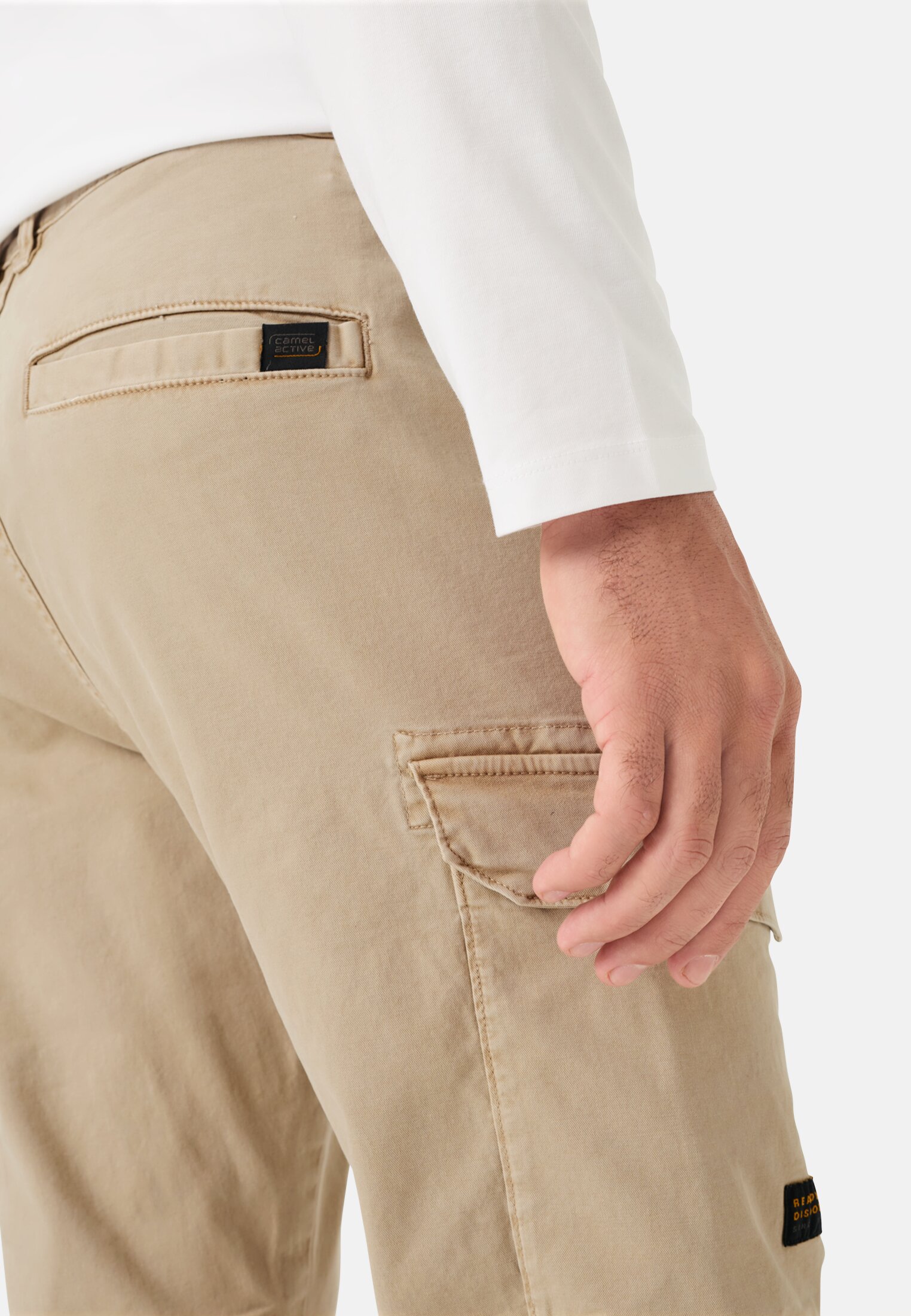 Heren Cargobroek met elastische tailleband Beige gedragen detail dichtbij