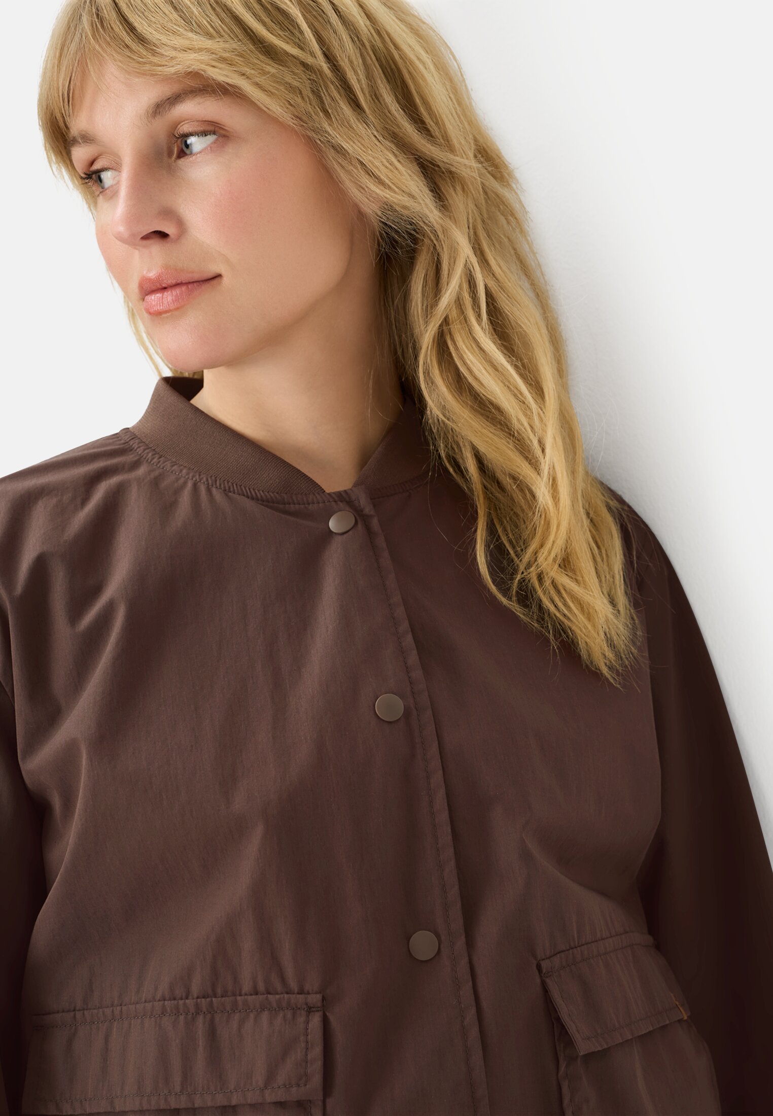 Damen Indoor Blazer mit Bomberkragen Braun getragen detailliert nah