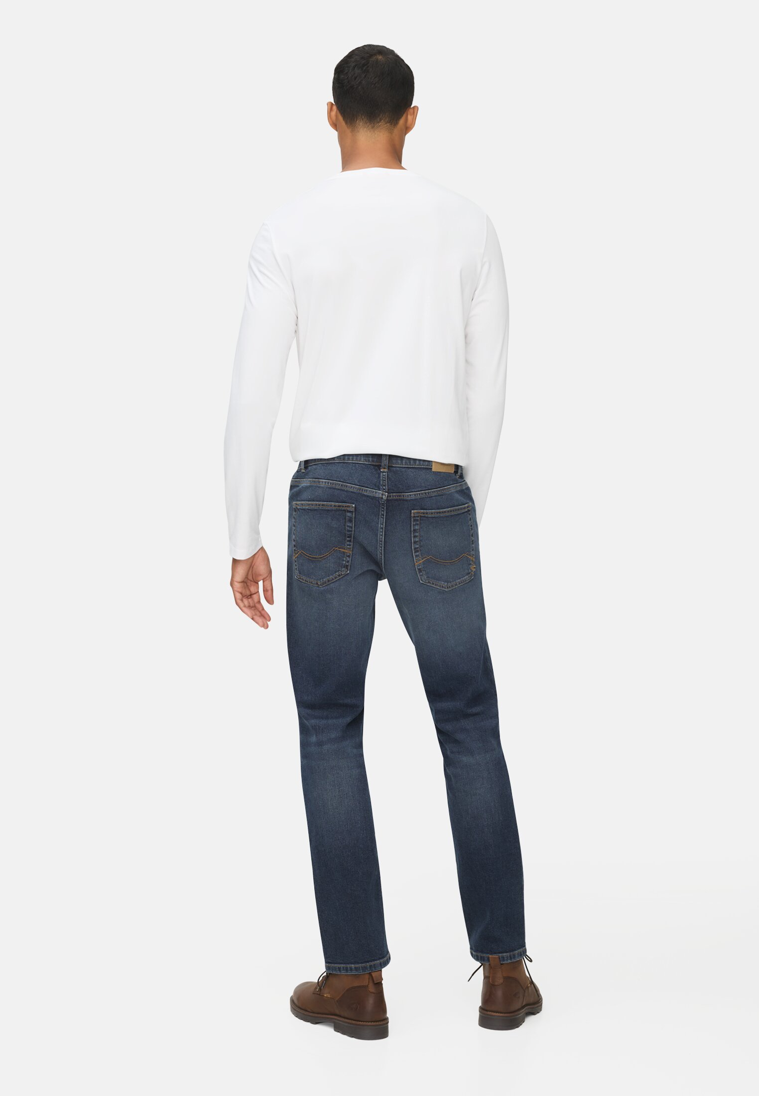 Herren Regular Fit 5-Pocket Hose Dunkelblau getragen hinten
