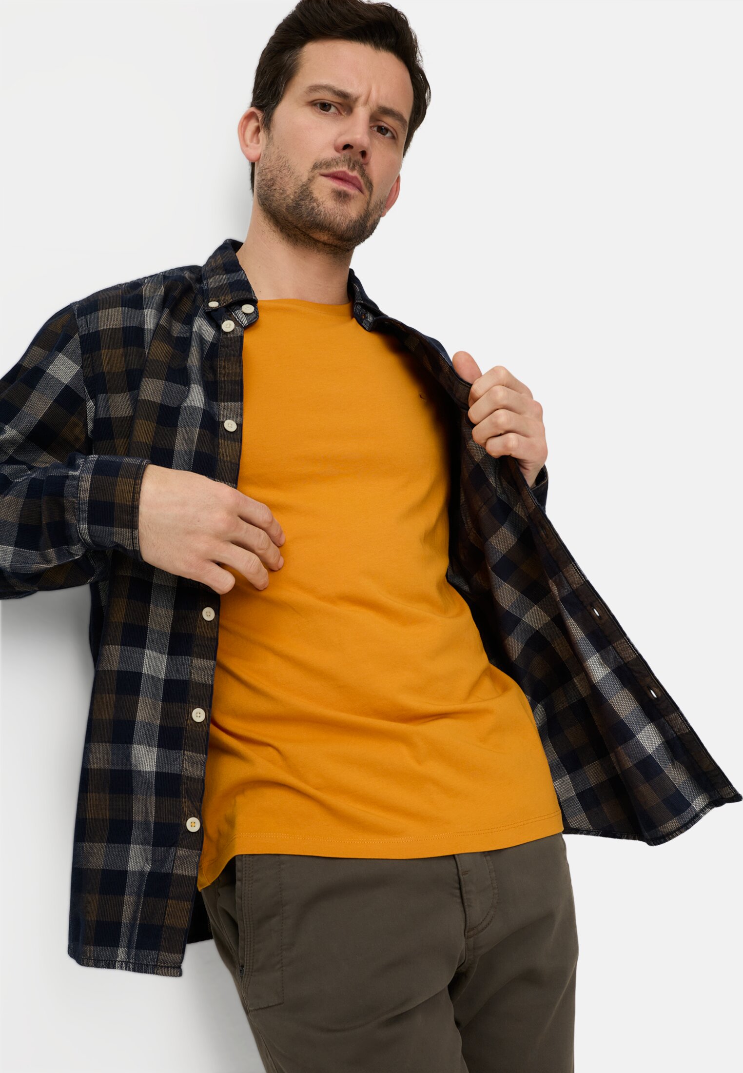 Herren T-Shirt aus reiner Baumwolle Orange getragen emotional