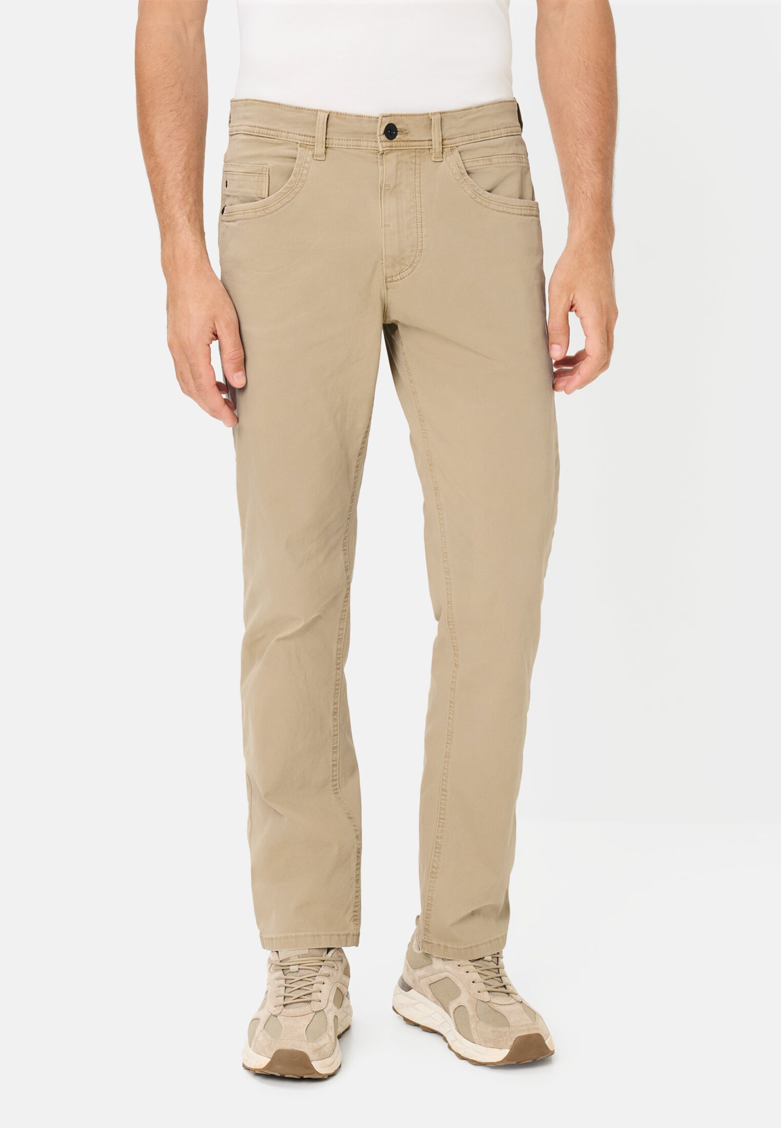 Heren Relaxed Fit 5-Pocket Broek Beige gedragen voor