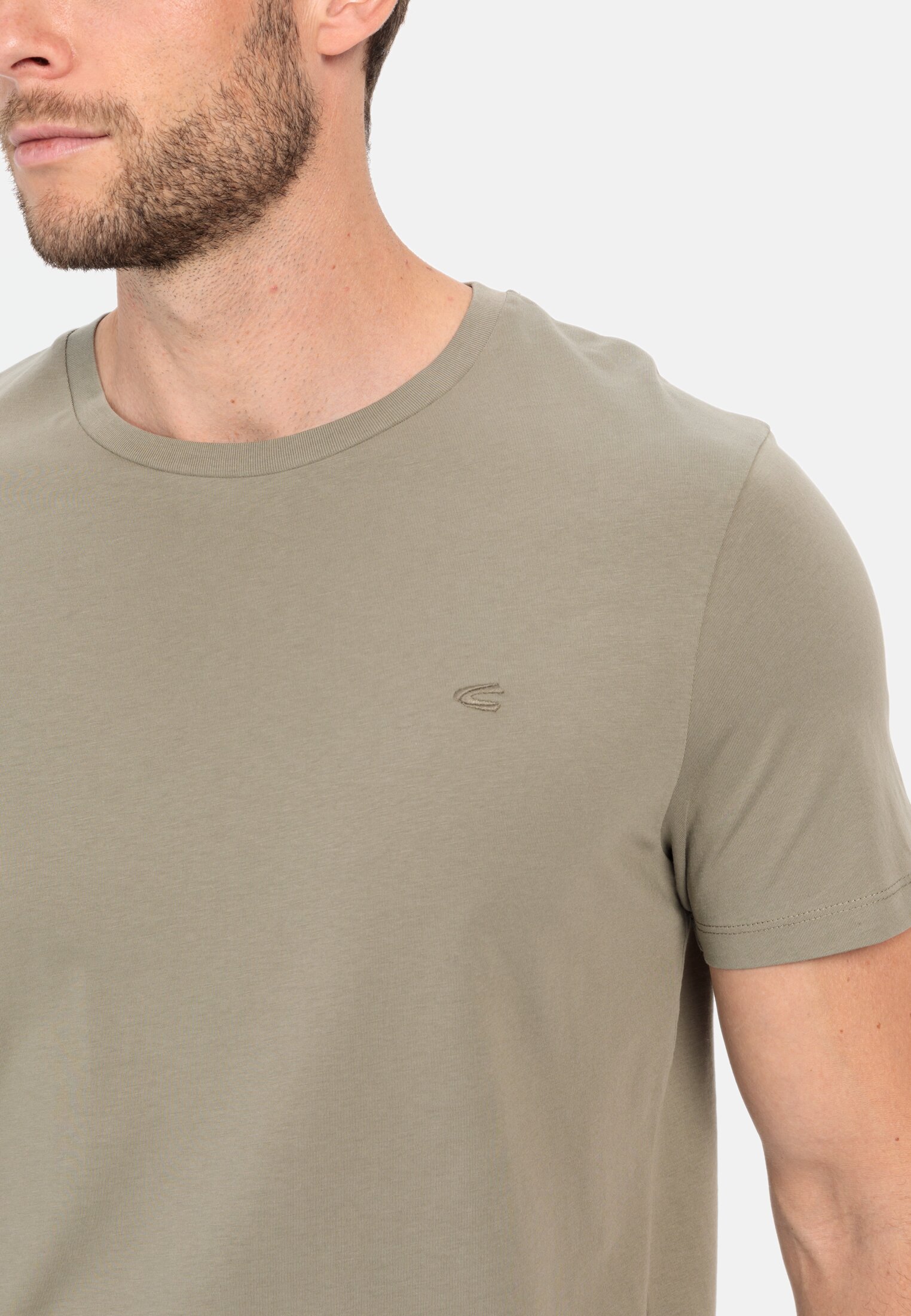 Herren Basic T-Shirt mit Rundhals aus Organic Cotton Khaki getragen detailliert nah