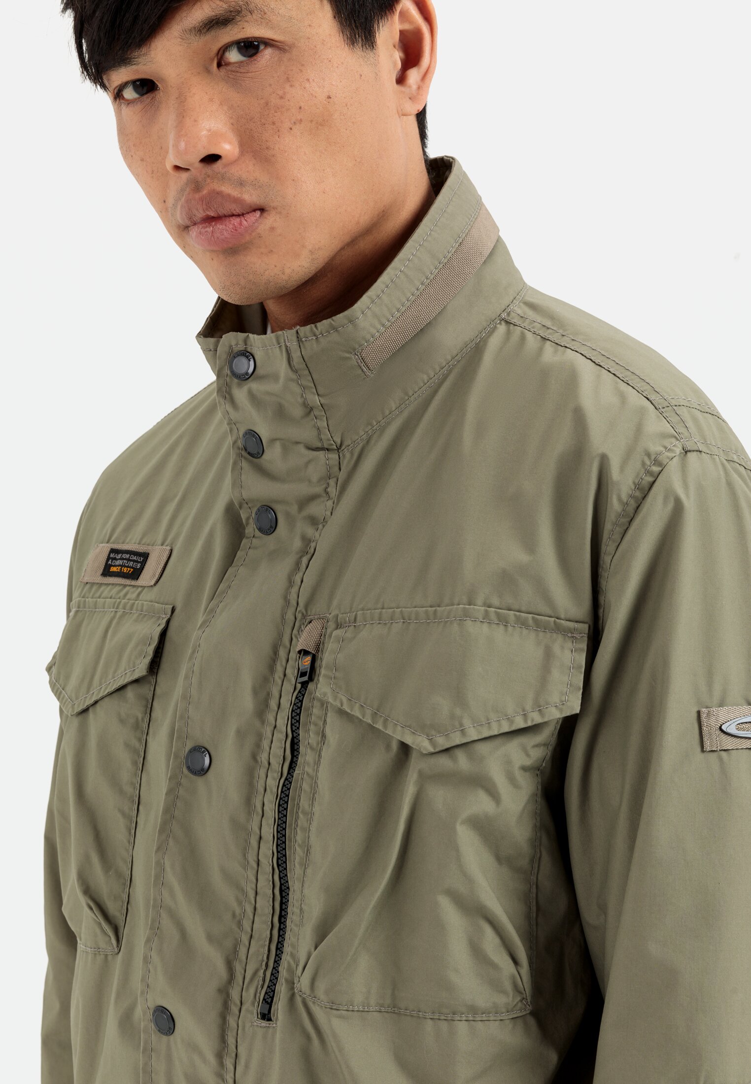 Herren Leichter Blouson mit Stehkragen Khaki getragen detailliert nah