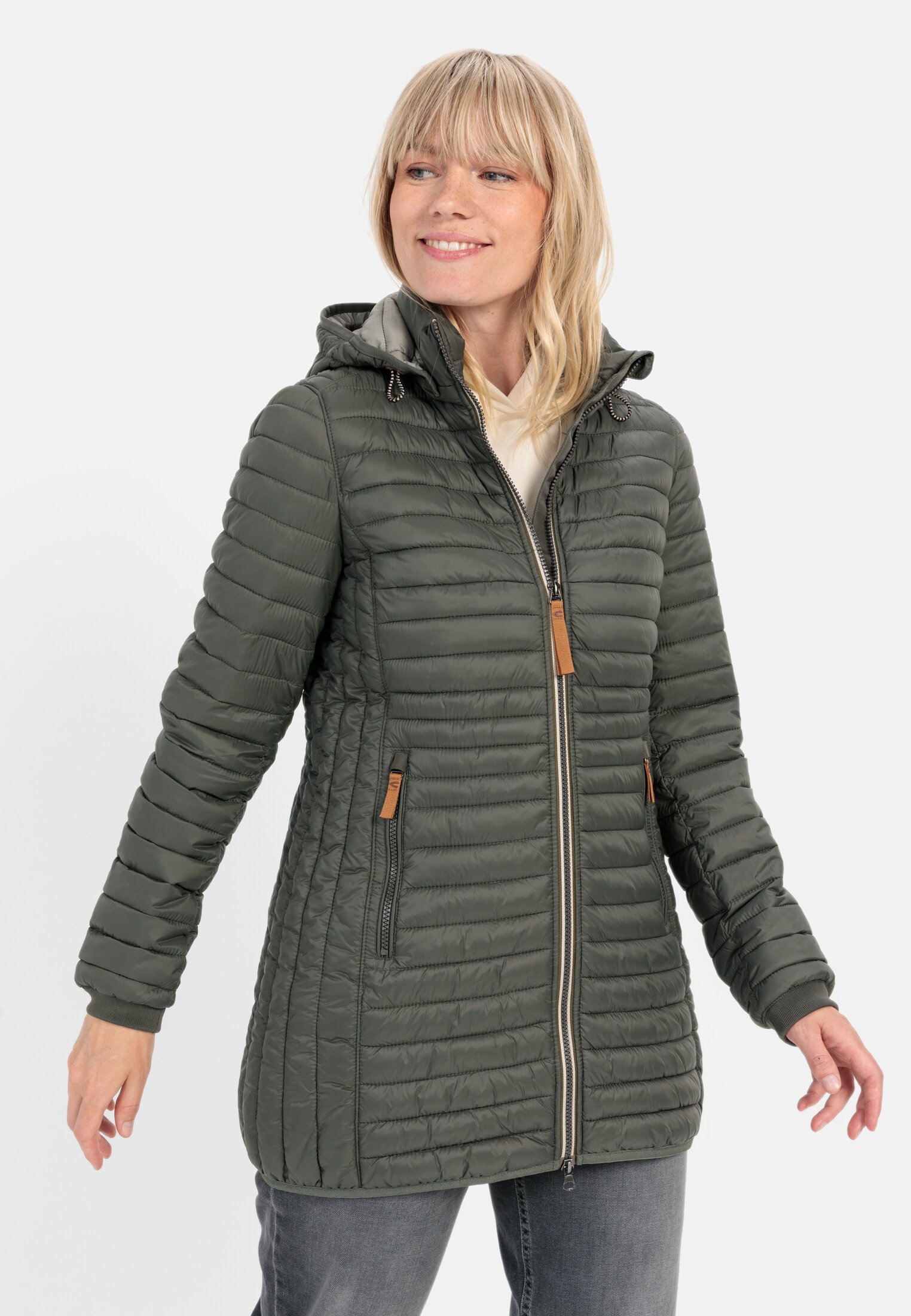 Damen Steppjacke aus recyceltem Polyamid Khaki getragen vorn