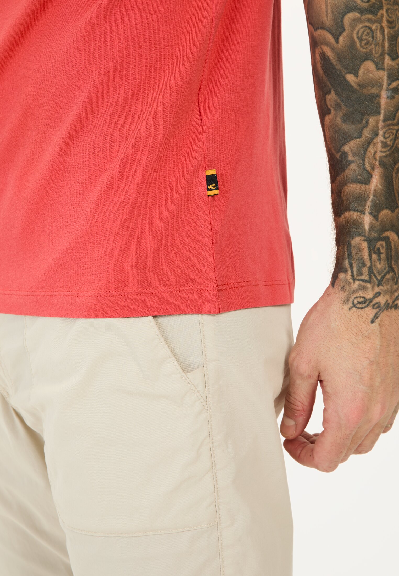 MI_09700-5T02-50_M5-00 Men T-shirt made from organic cotton Sunfaded Red worn detail close